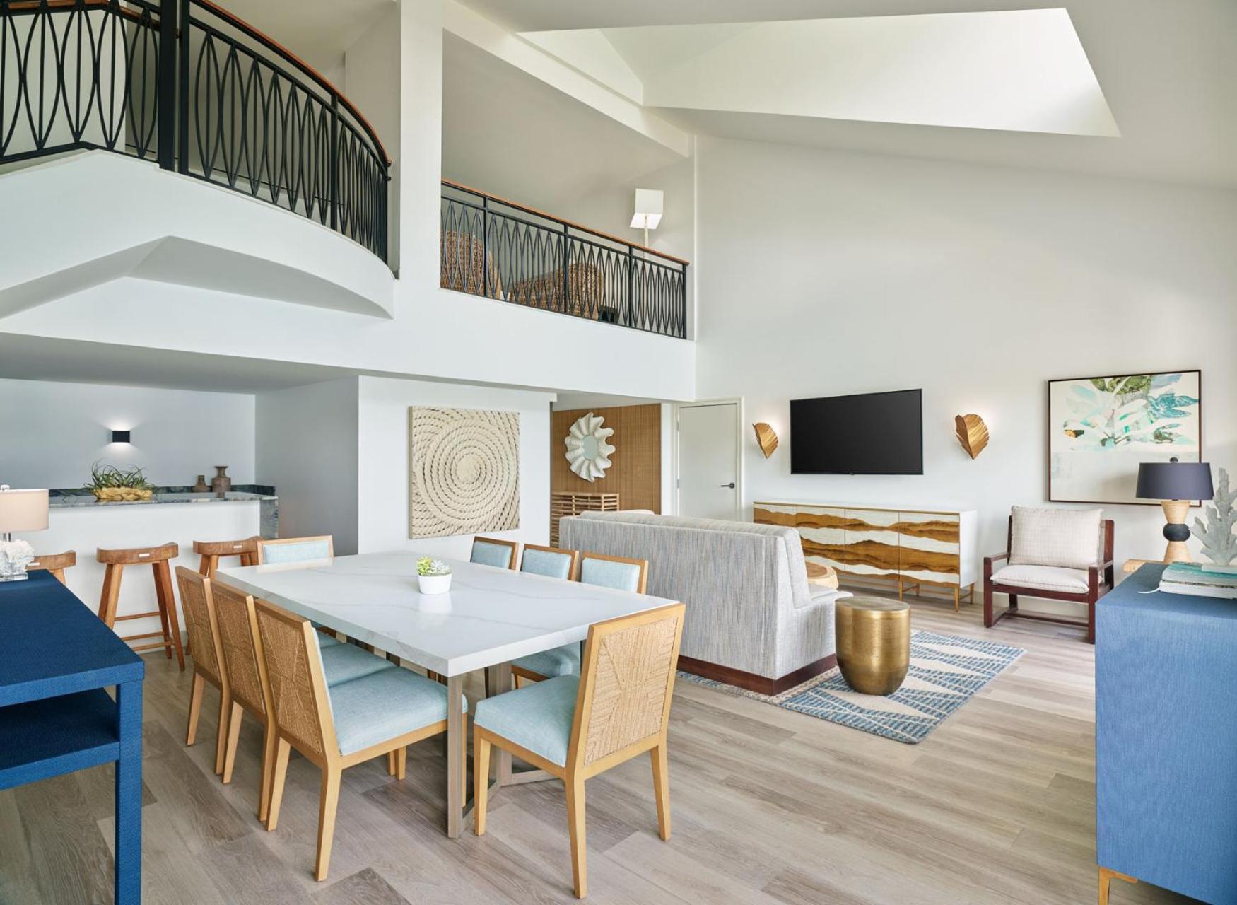 One-Bedroom Governors King Suite Sofa Bed Balcony