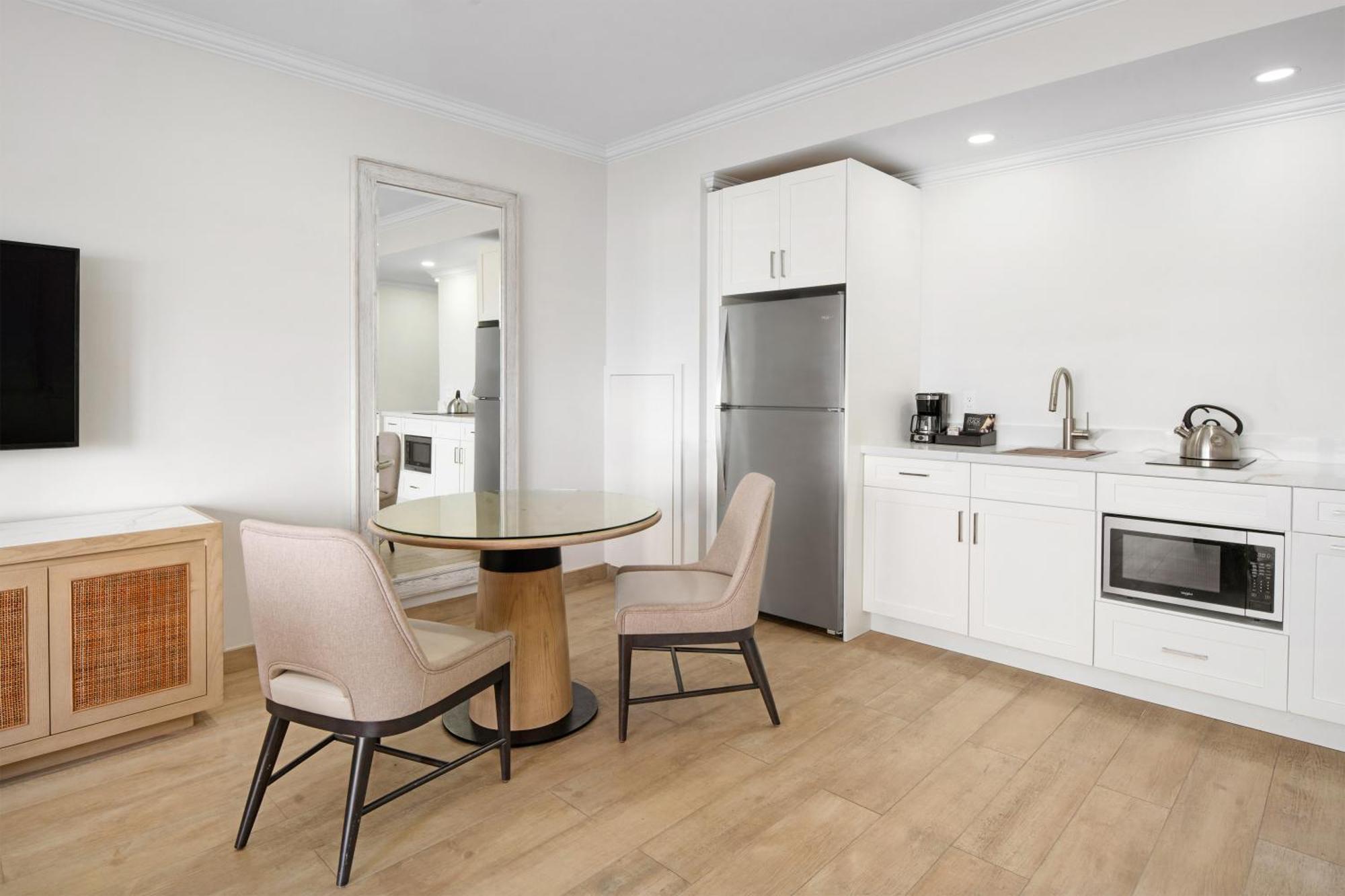 Deluxe One Bedroom Partial Ocean View