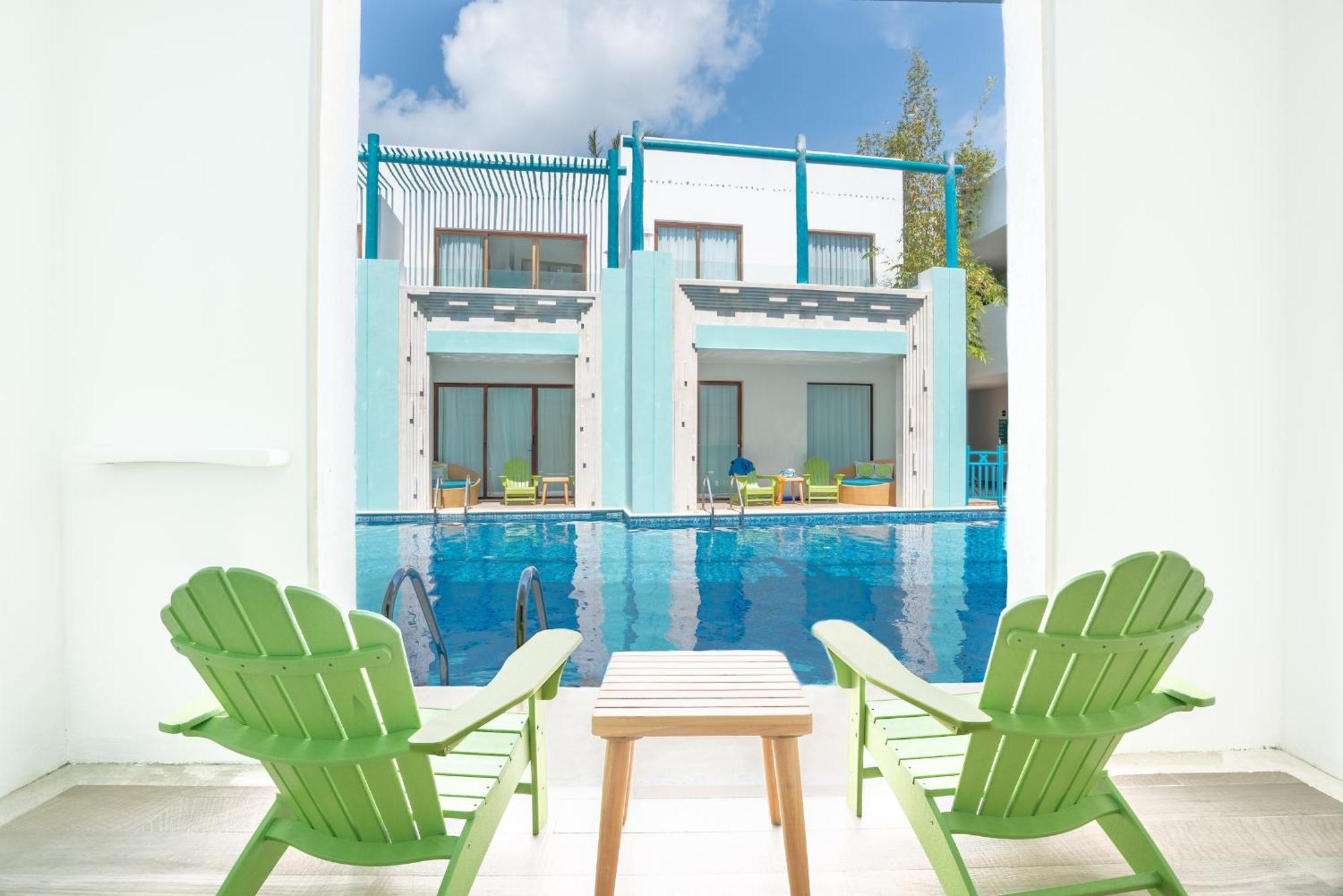 Swim Up Paradise Suite