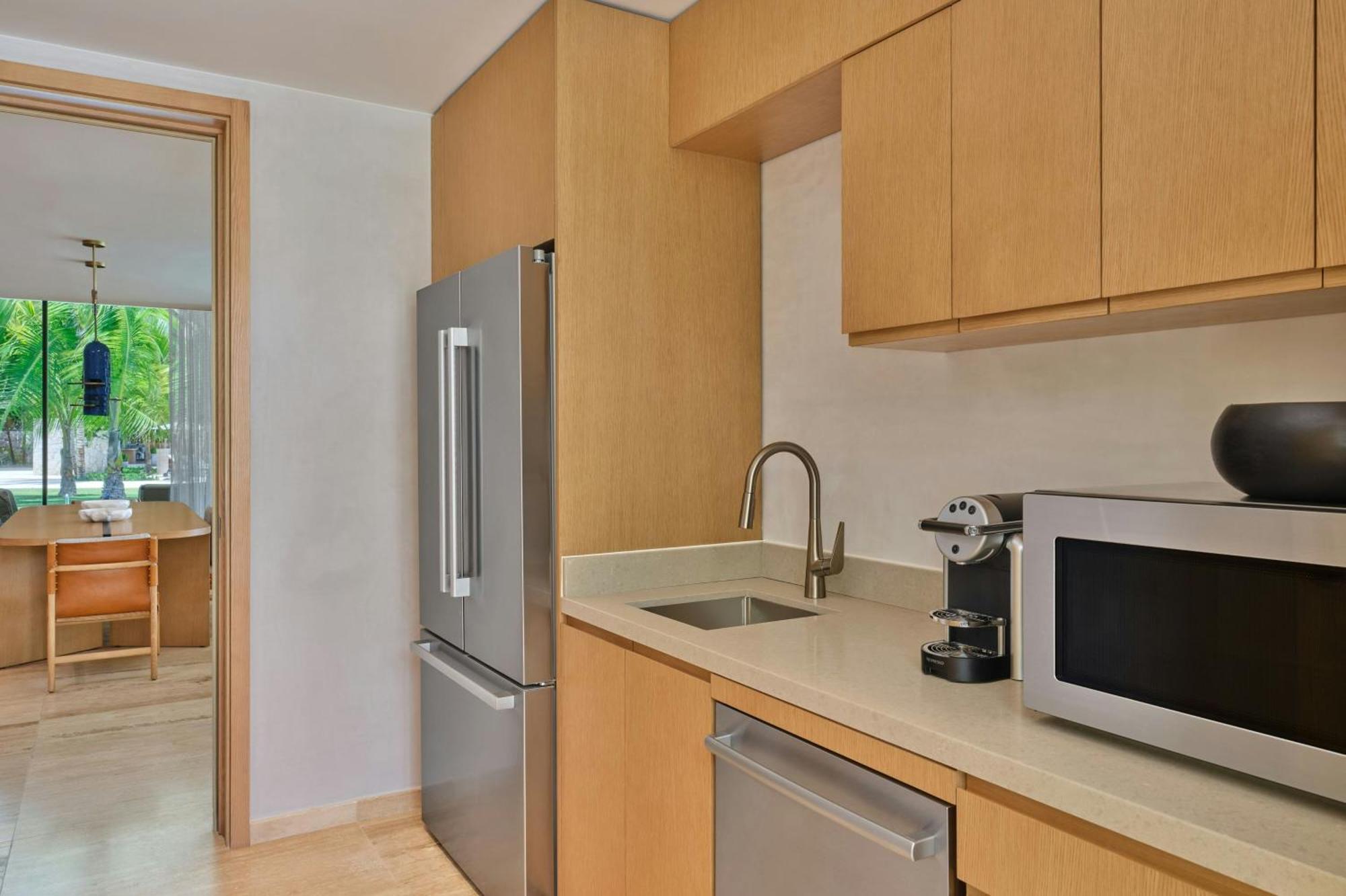 One-Bedroom King Suite Ocean View Beach Front