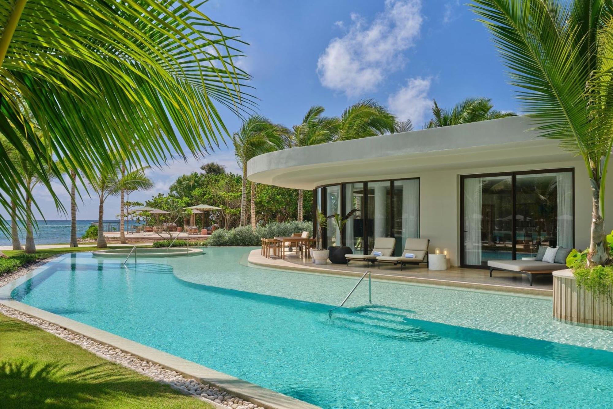 One-Bedroom King Suite Ocean View Beach Front