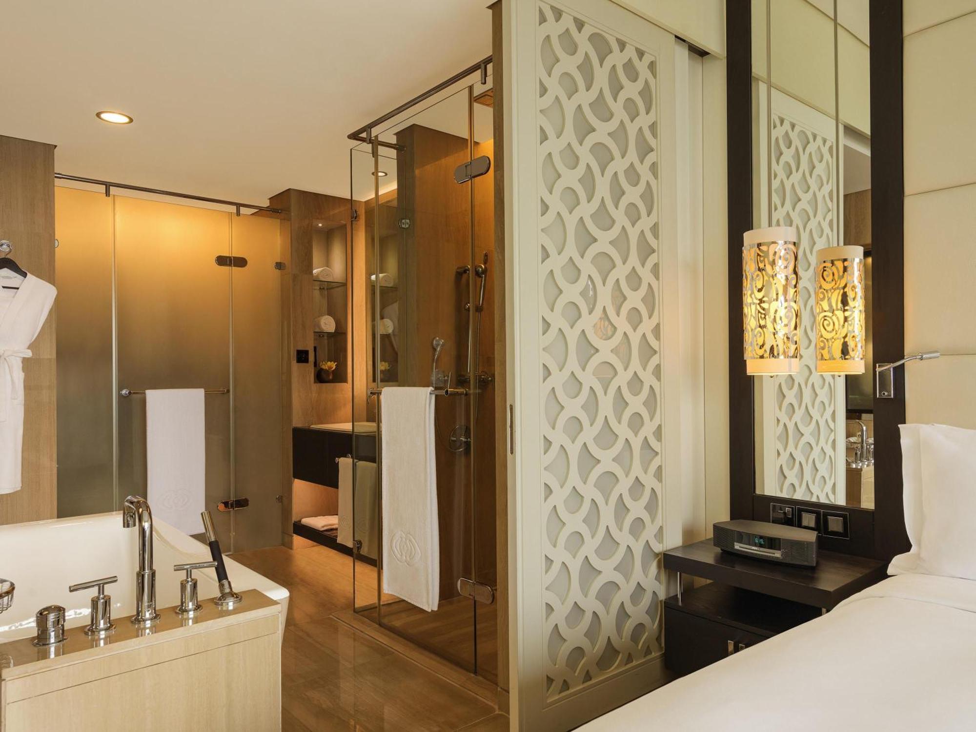 Luxury Club Twin Room Club Access Sea or City View