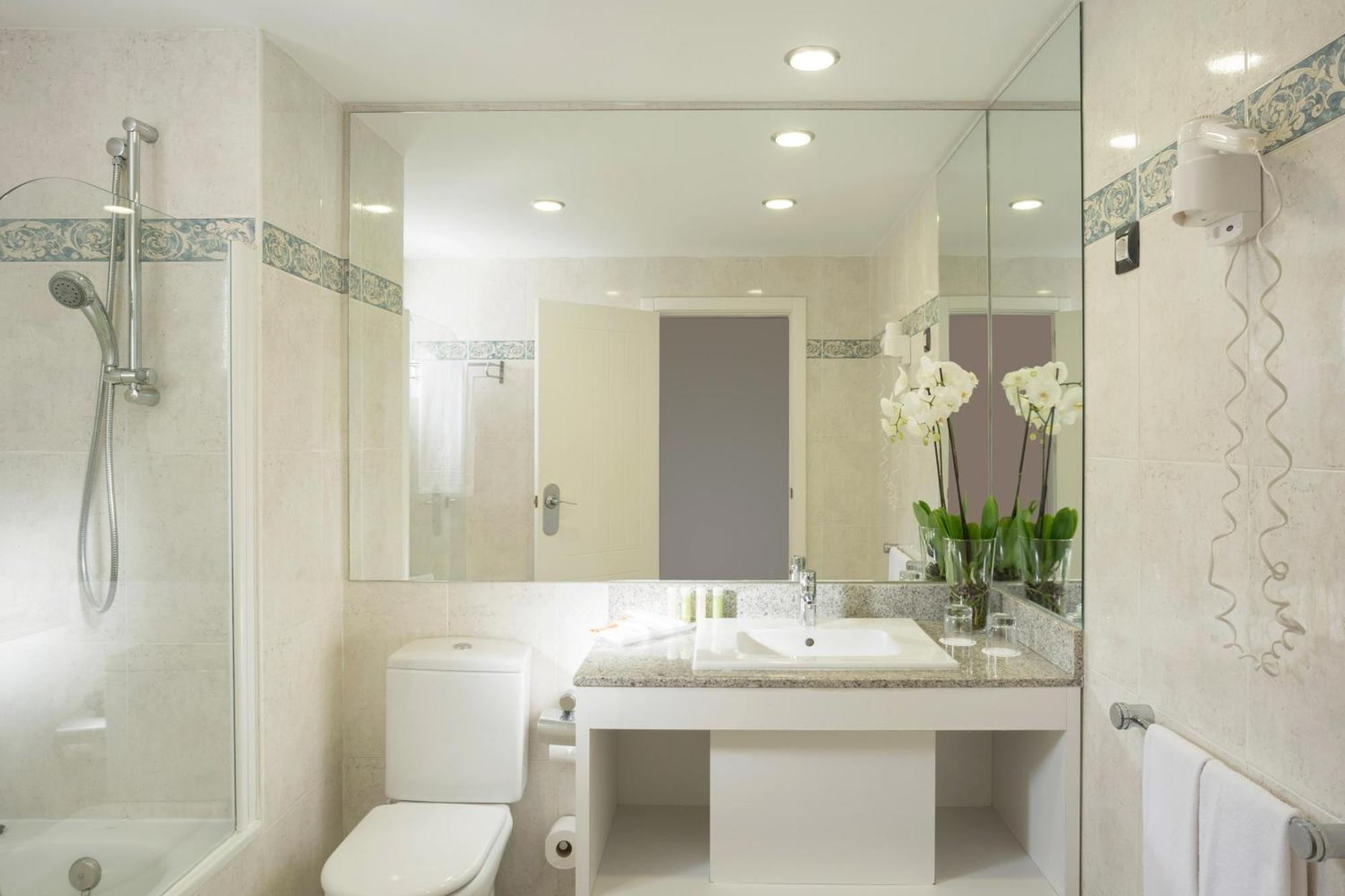 Double or Twin Room Sea View