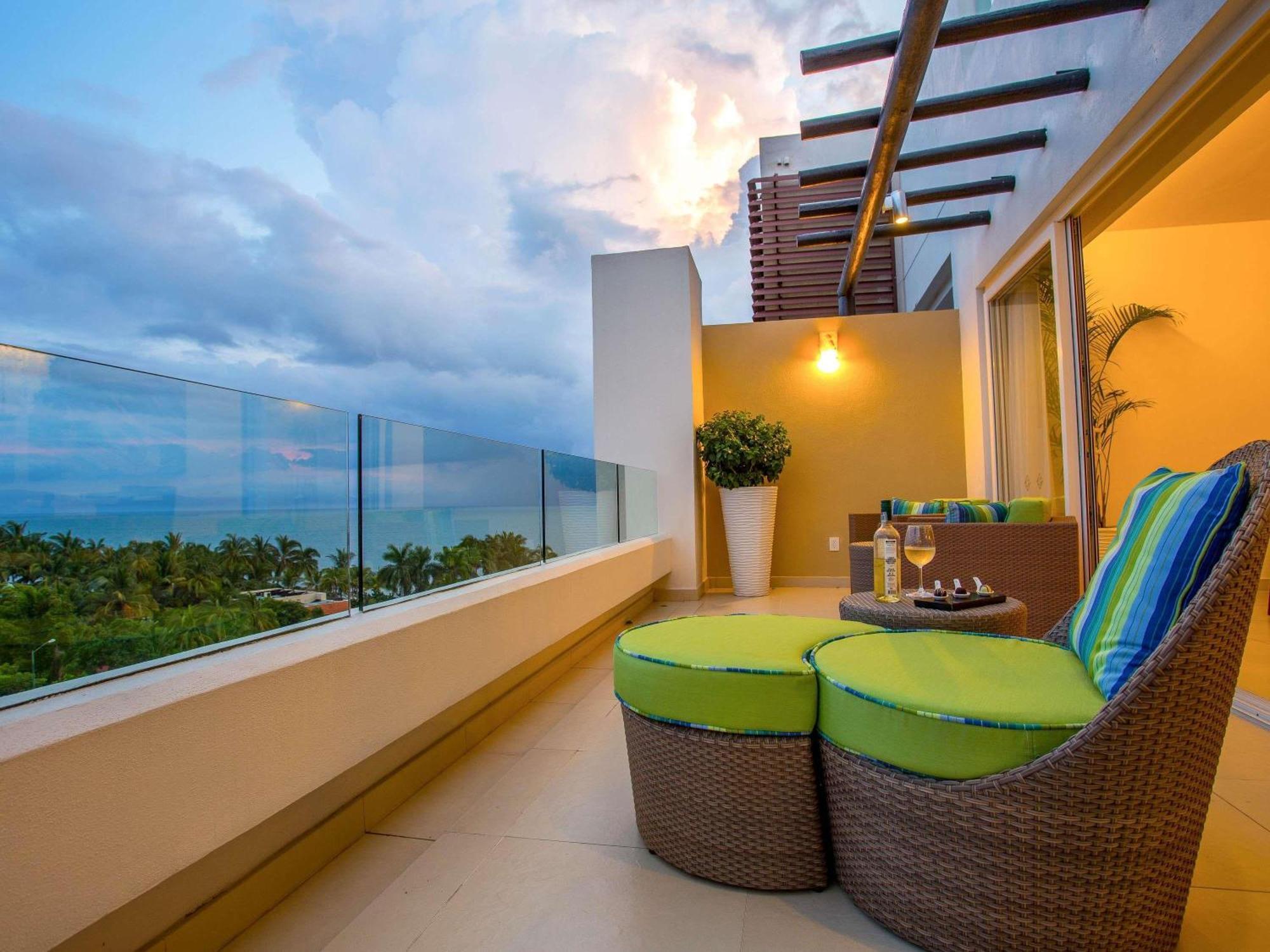 One-Bedroom King Room Two Double Beds Private Pool Balcony or Kitchen