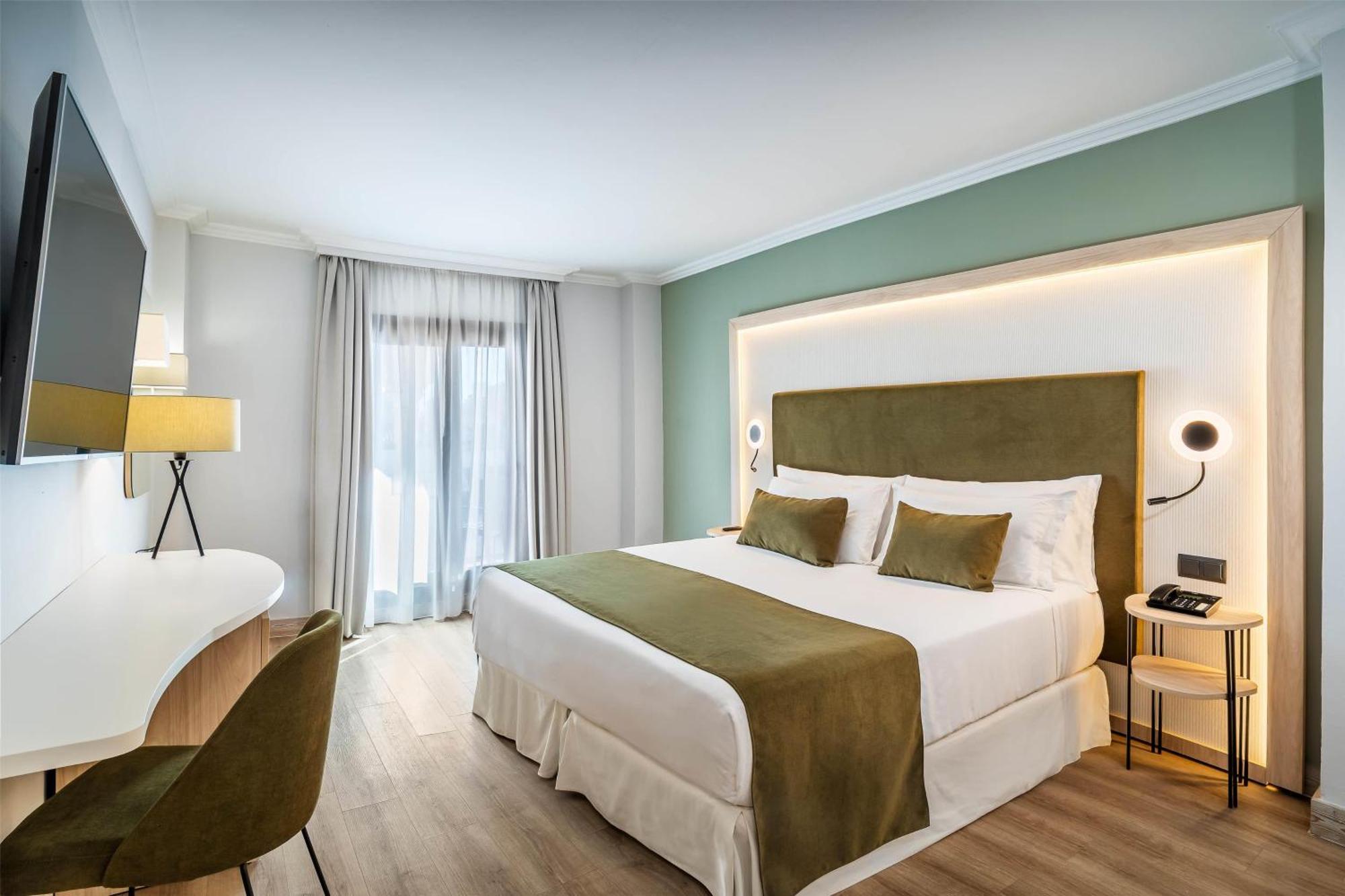 Deluxe Double Room Pool View
