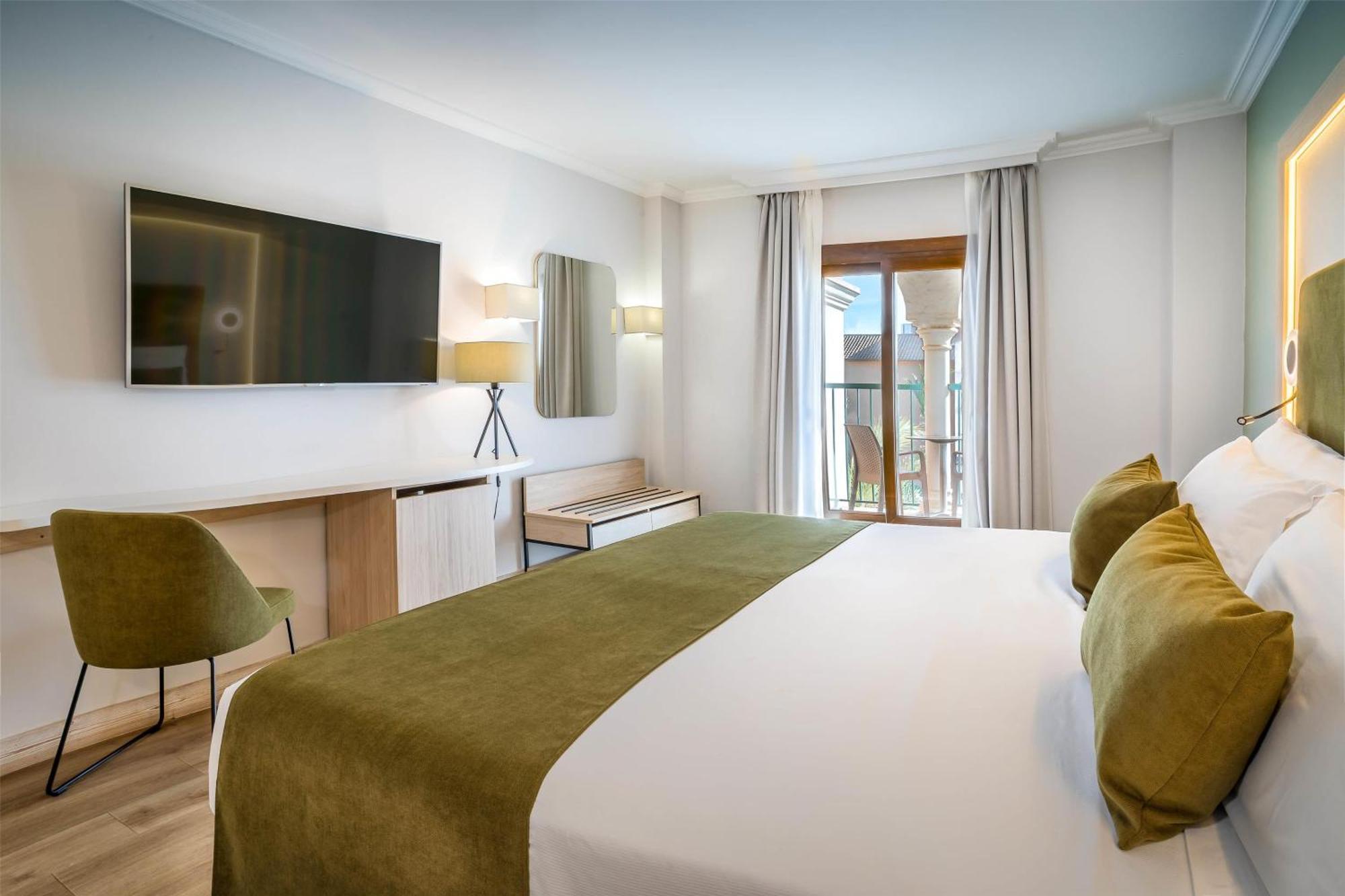 Deluxe Double Room Pool View