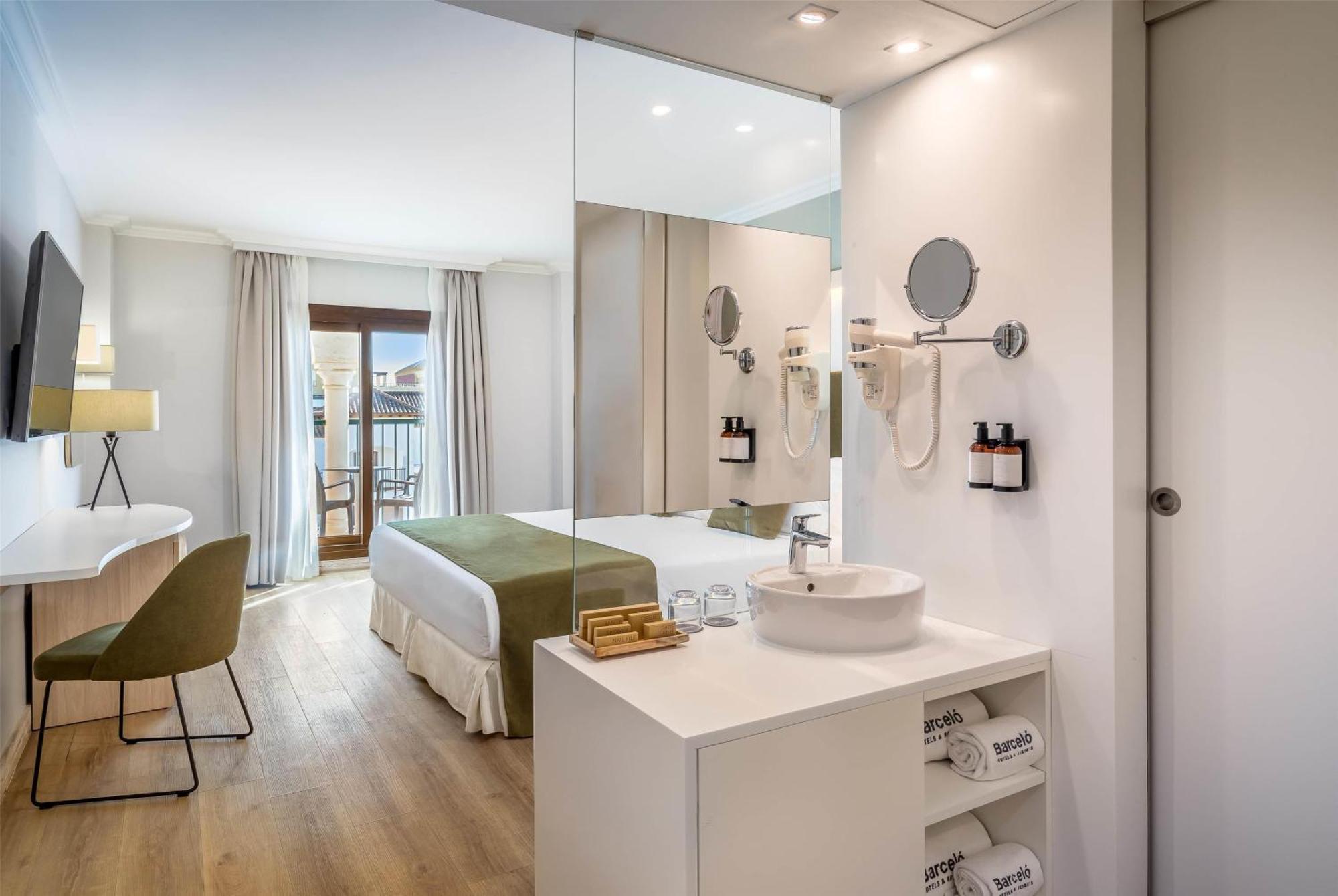 Deluxe Double Room Pool View