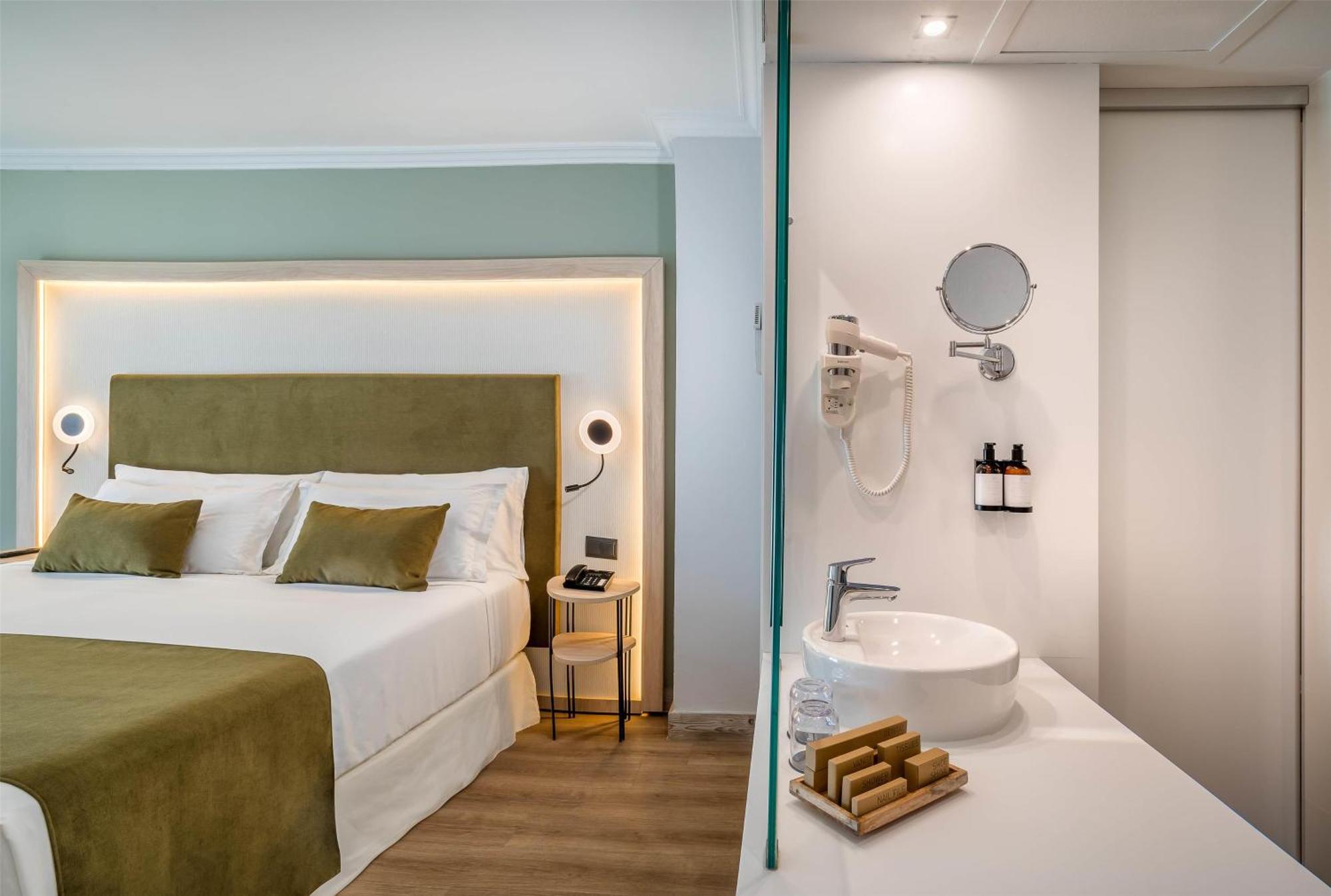 Deluxe Double Room Pool View