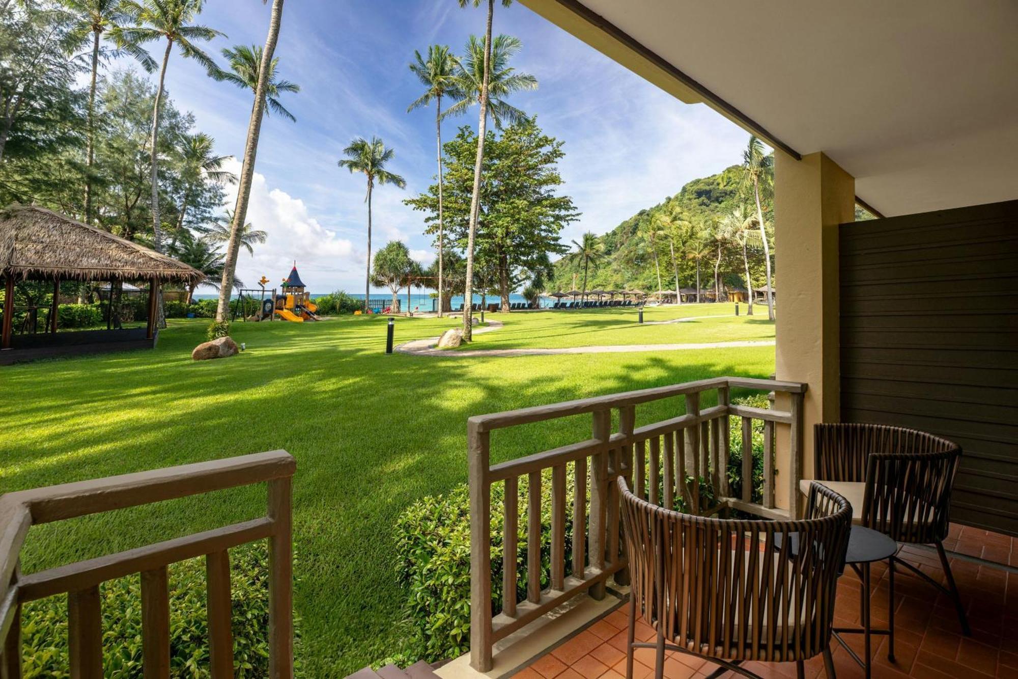 Larger Guest room 2 Doubles Ocean view Beach front access Terrace