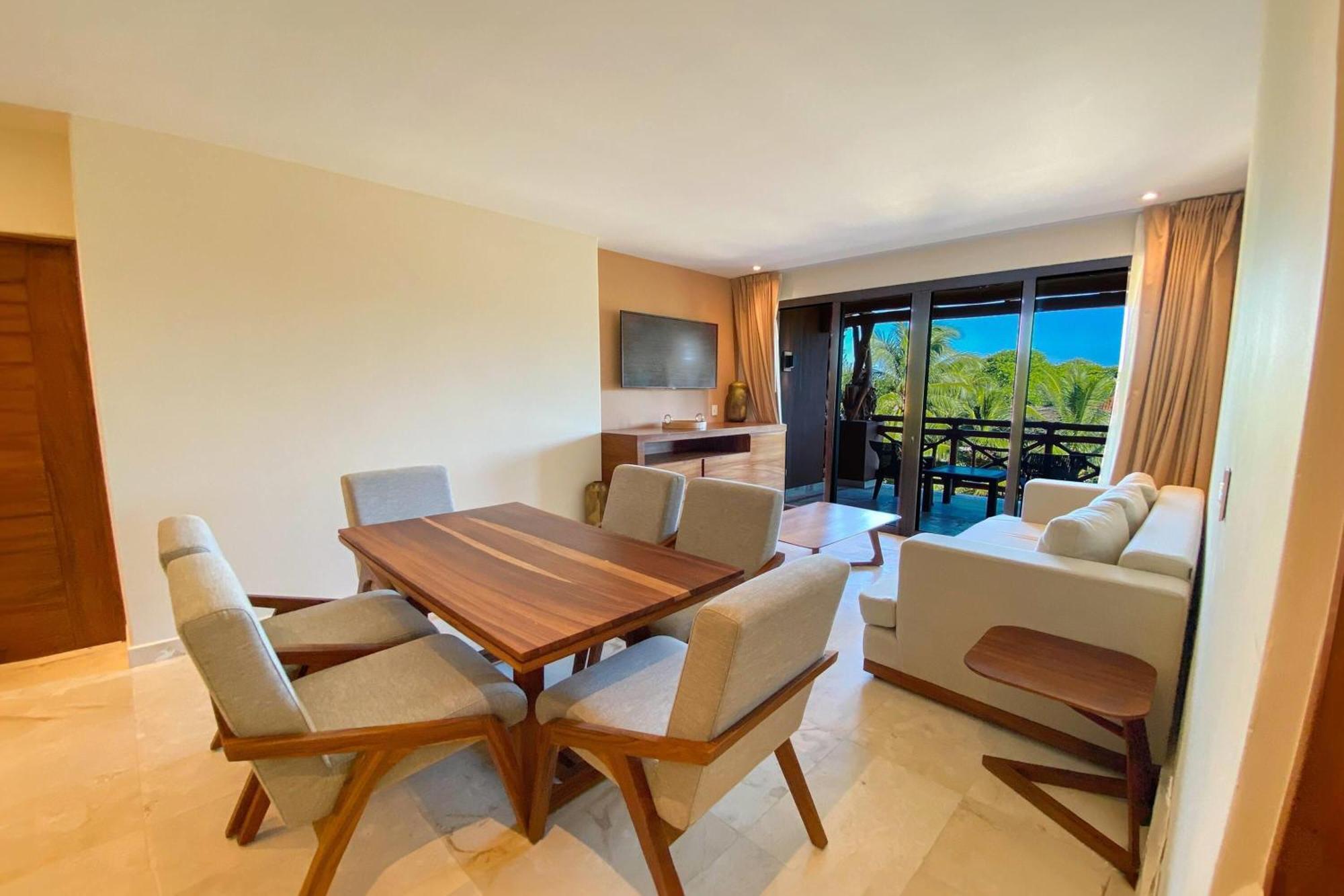 Deluxe King Suite Ocean View Non-Smoking