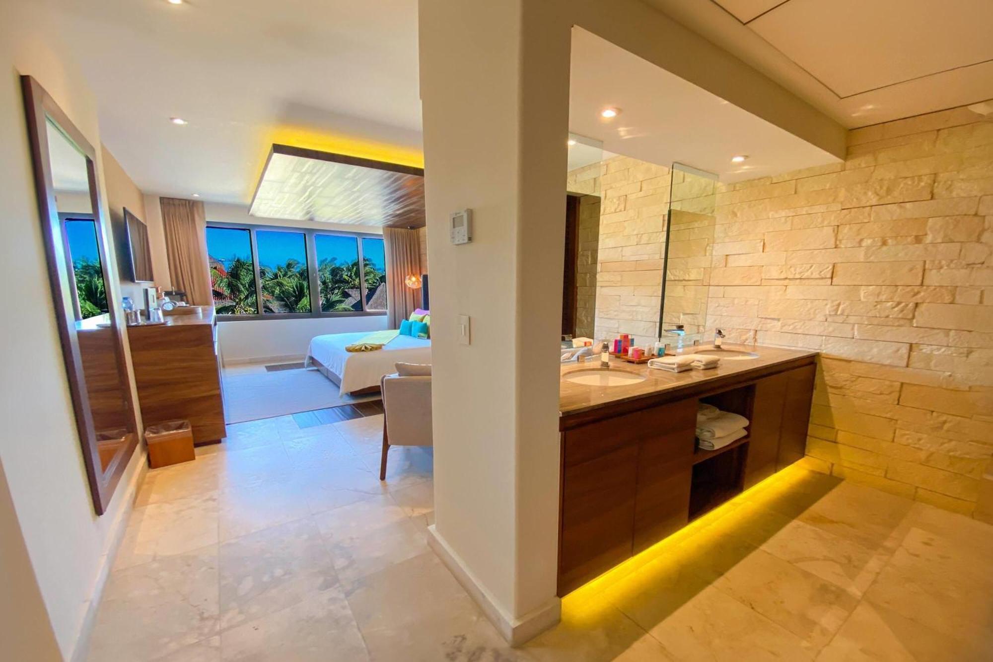 Deluxe King Suite Ocean View Non-Smoking