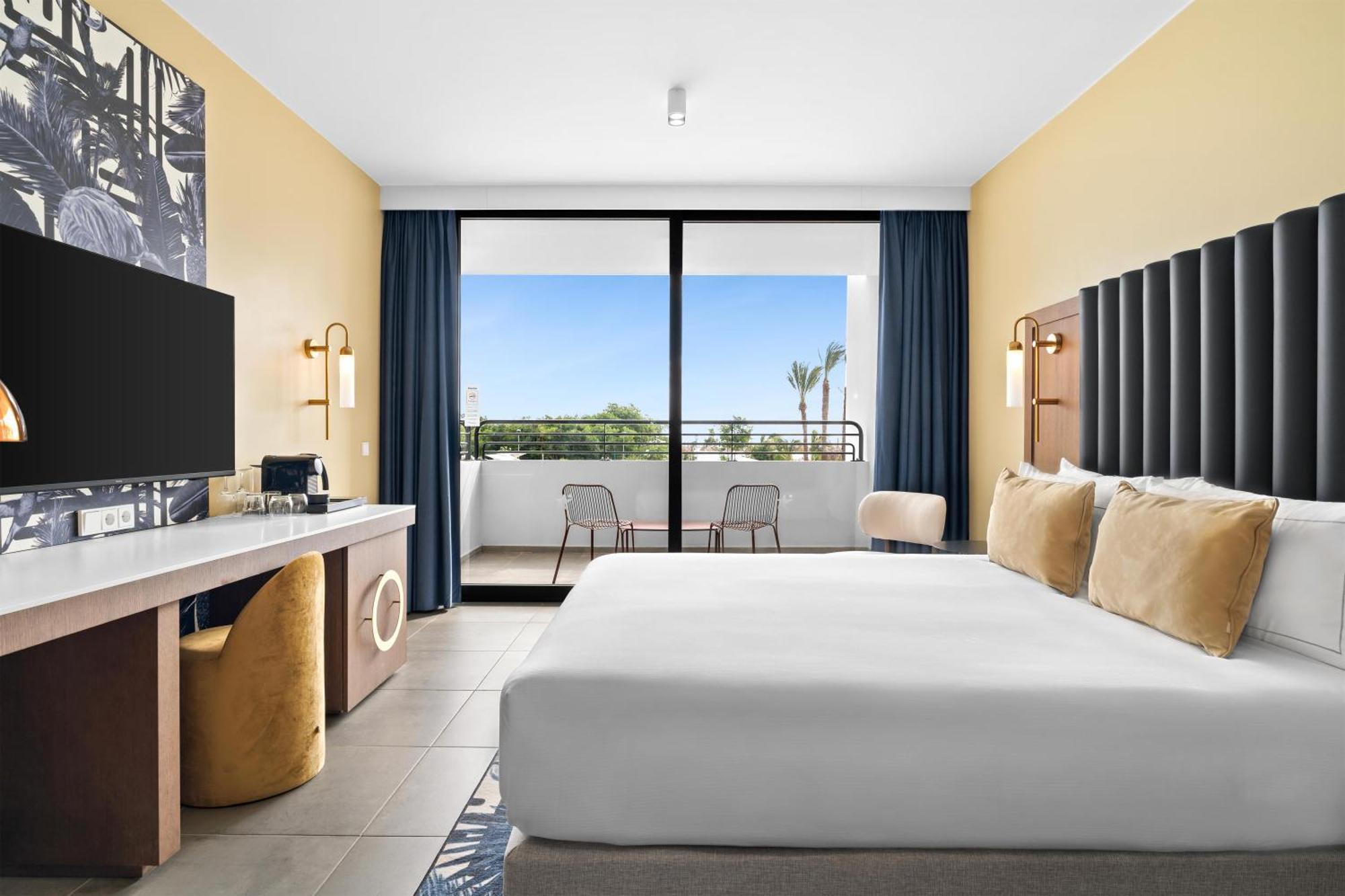 Deluxe Cruiseship King Room Ocean View
