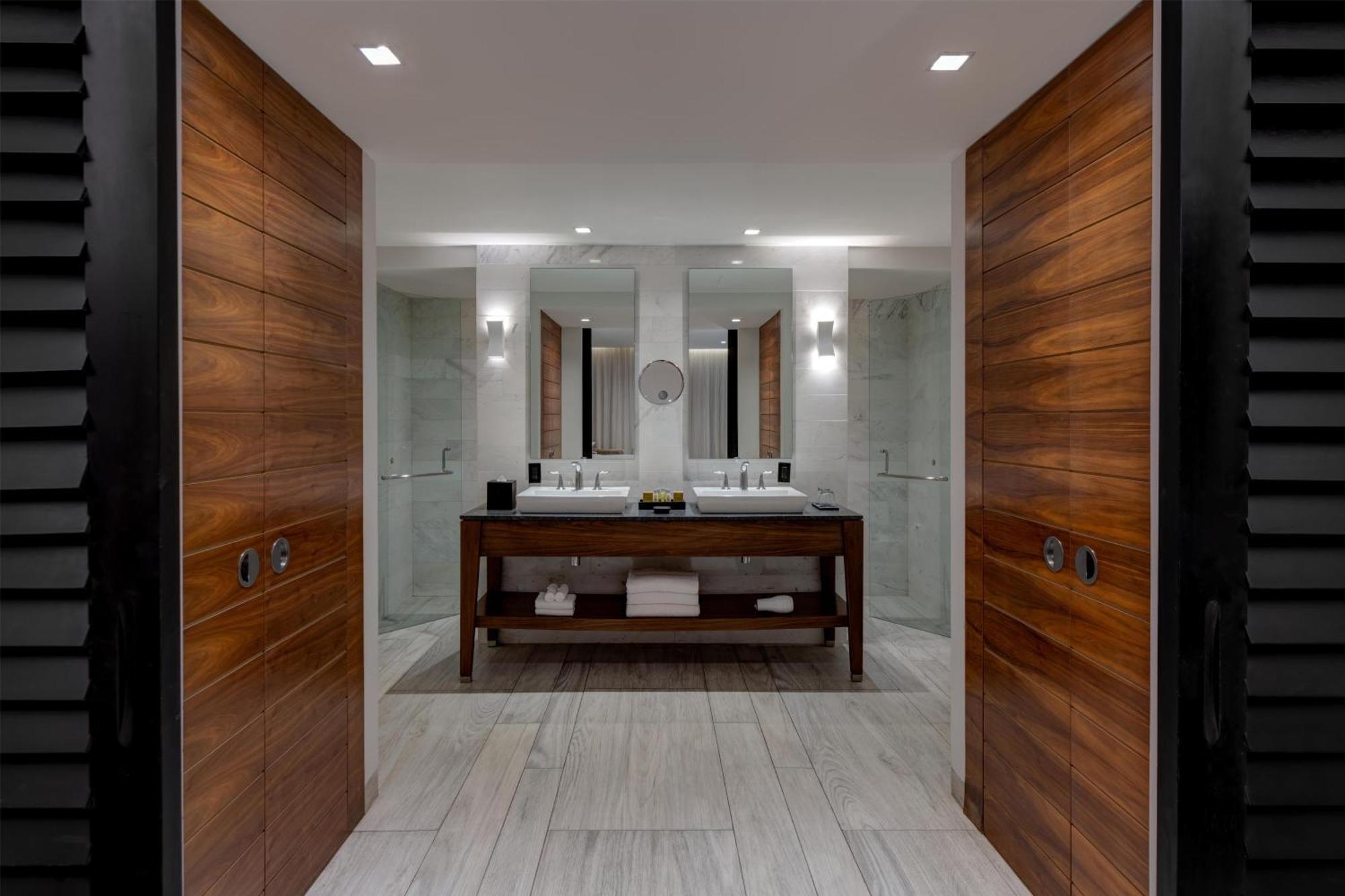 Oceanfront Governor Suite Terrace Jetted Tub