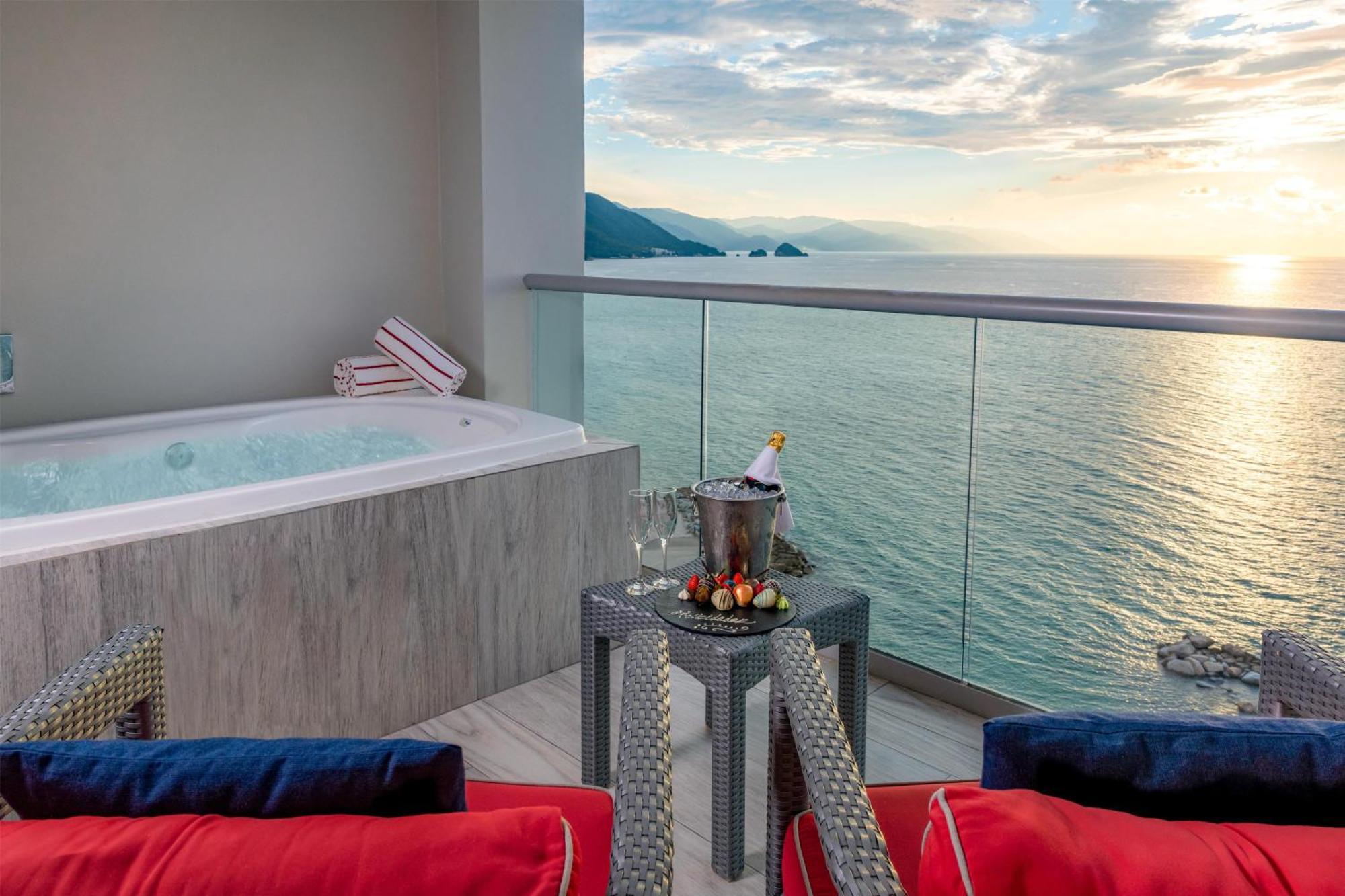 Premium Oceanfront Queen Room Jetted Tub