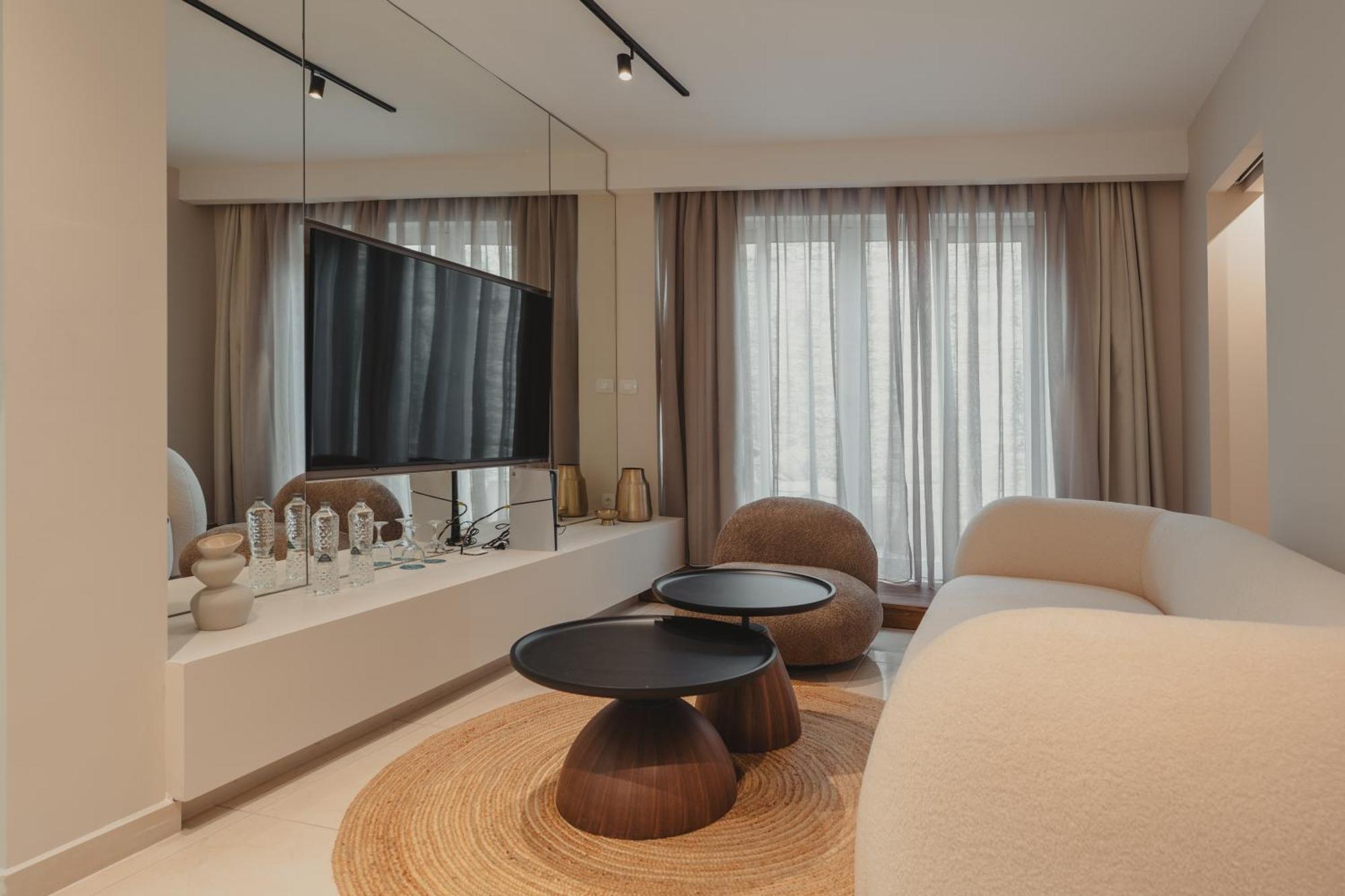Grand Family Suite 2-Βedrooms Sharing Pool