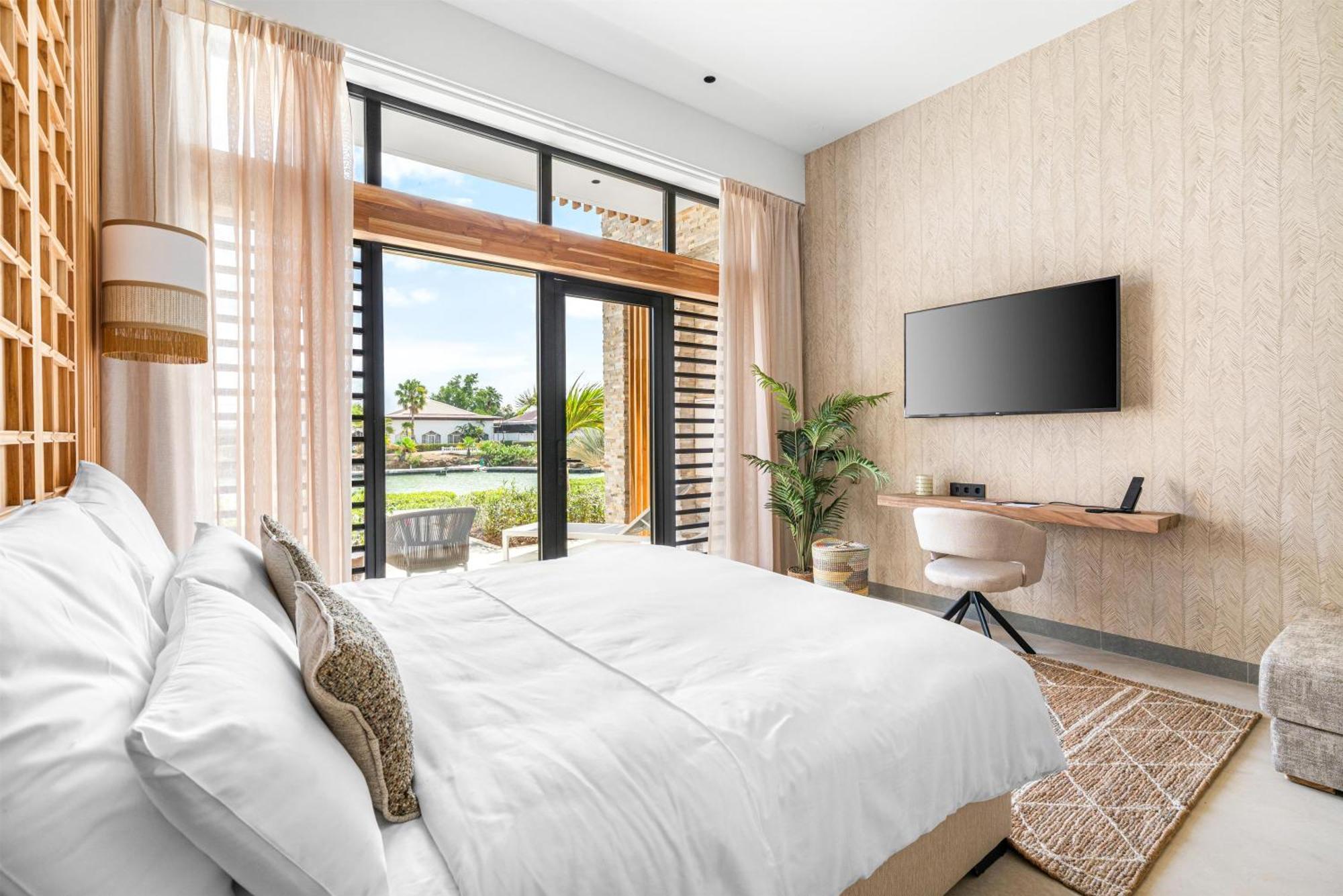 Deluxe King Room Laguna View