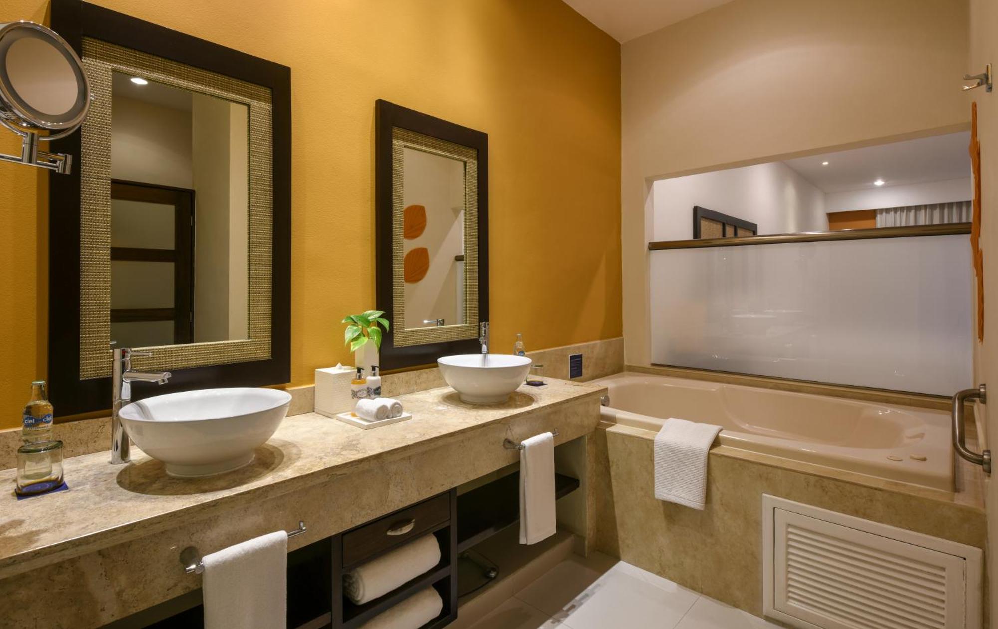 Royal Retreat Swim Up Suite