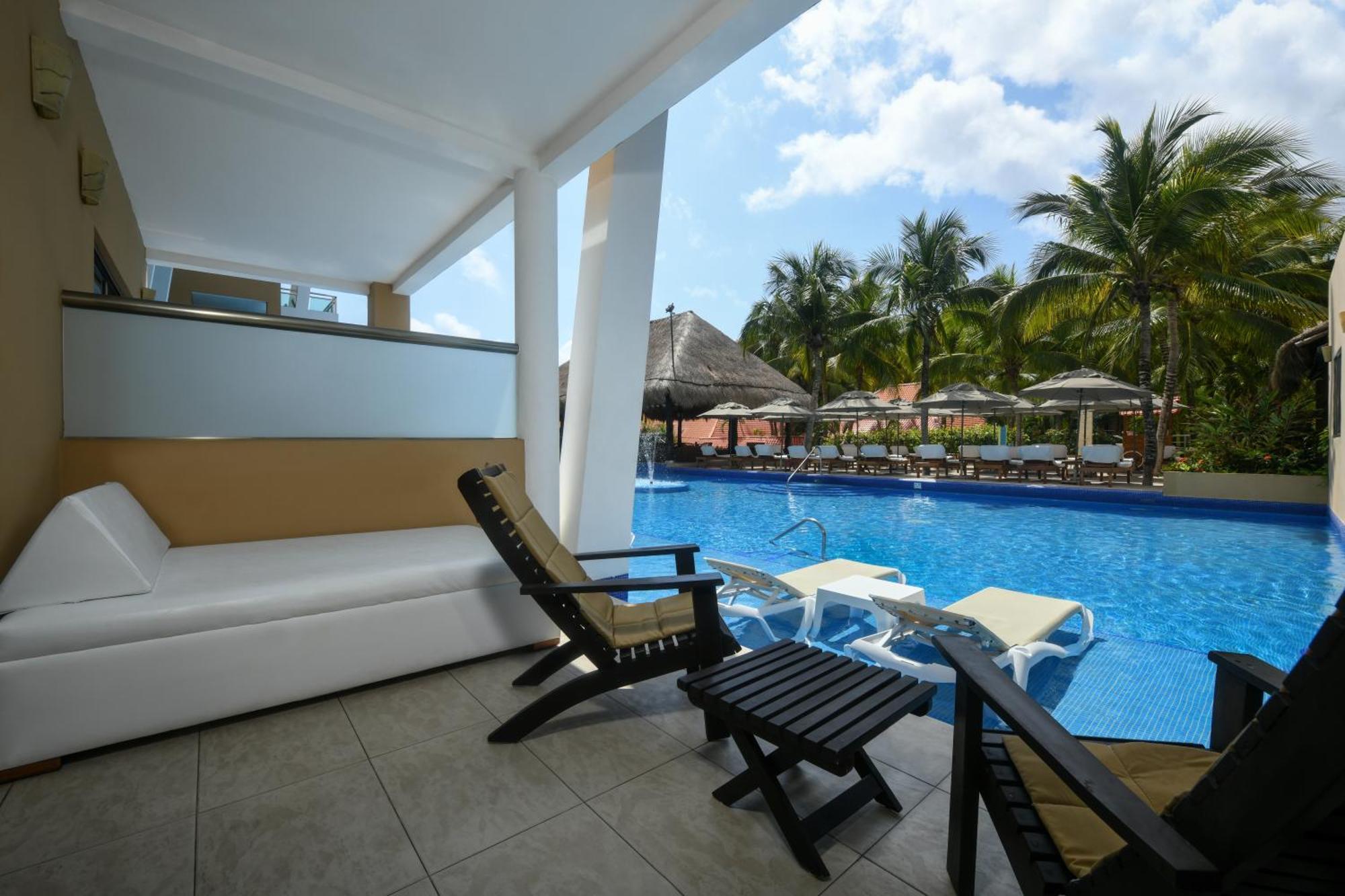 Royal Retreat Swim Up Suite