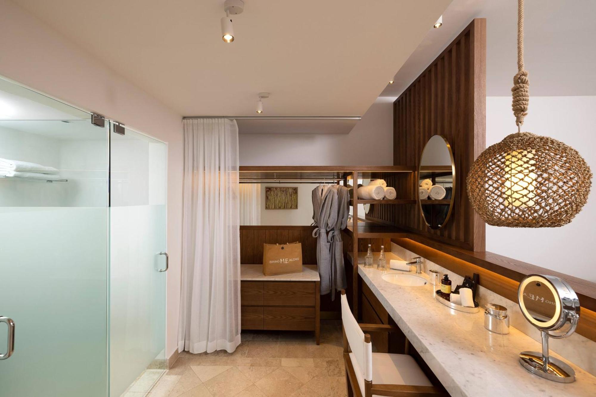 Extra ME Junior Suite Beach Front Hot Tub,1771541856:JPEG