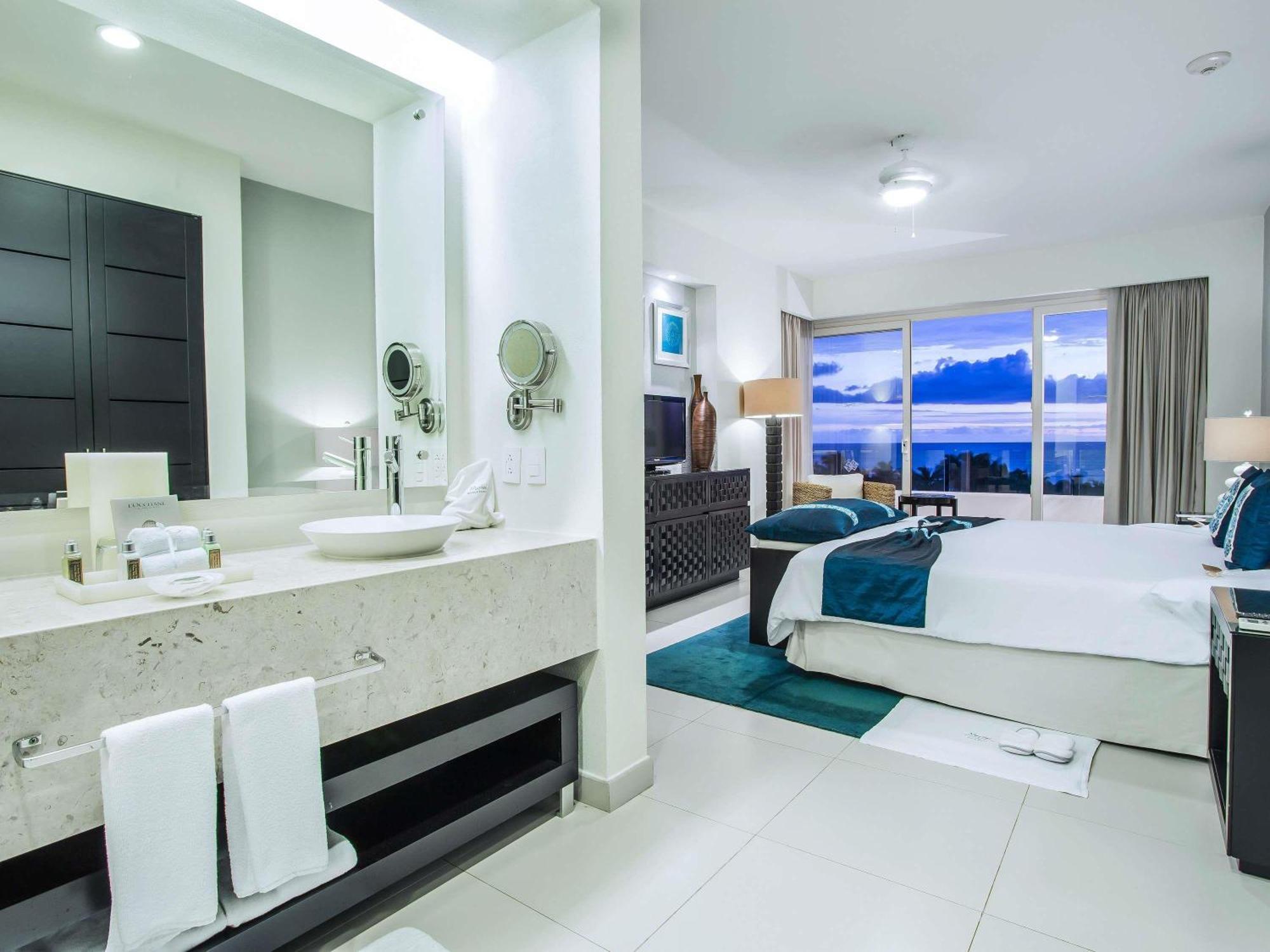 One-Bedroom King Room Balcony Kitchen