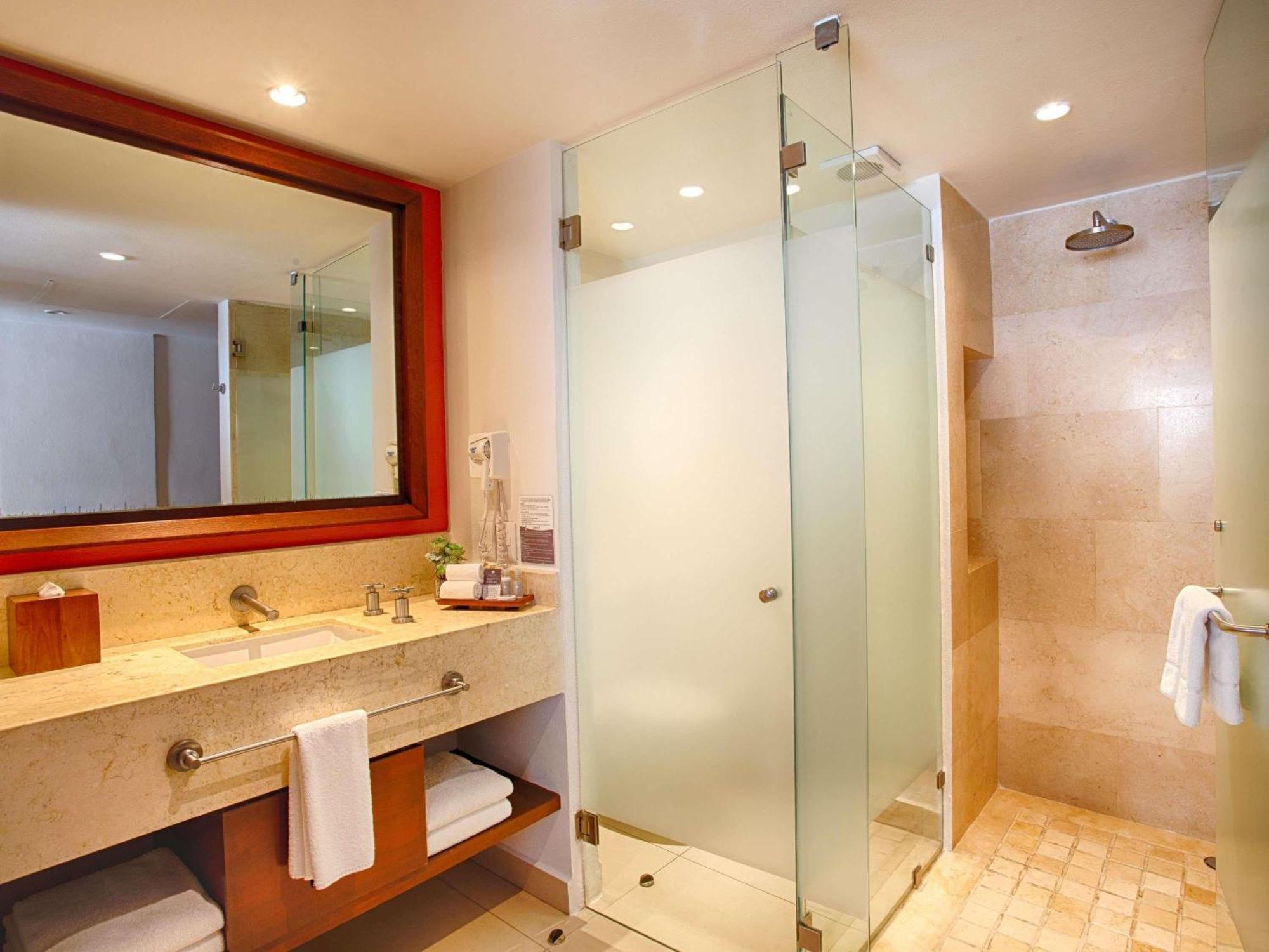 Resort Club King Room Balcony Bath Tub