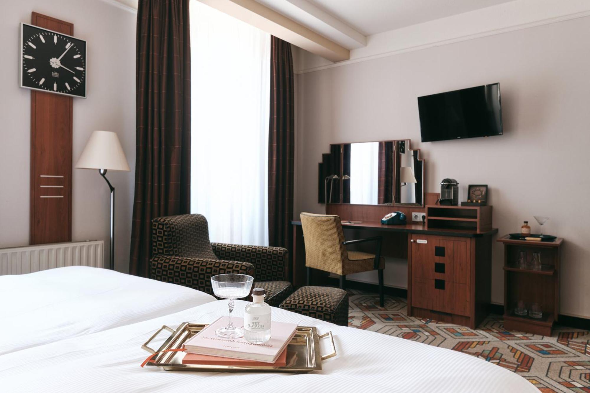 Comfy room canal view