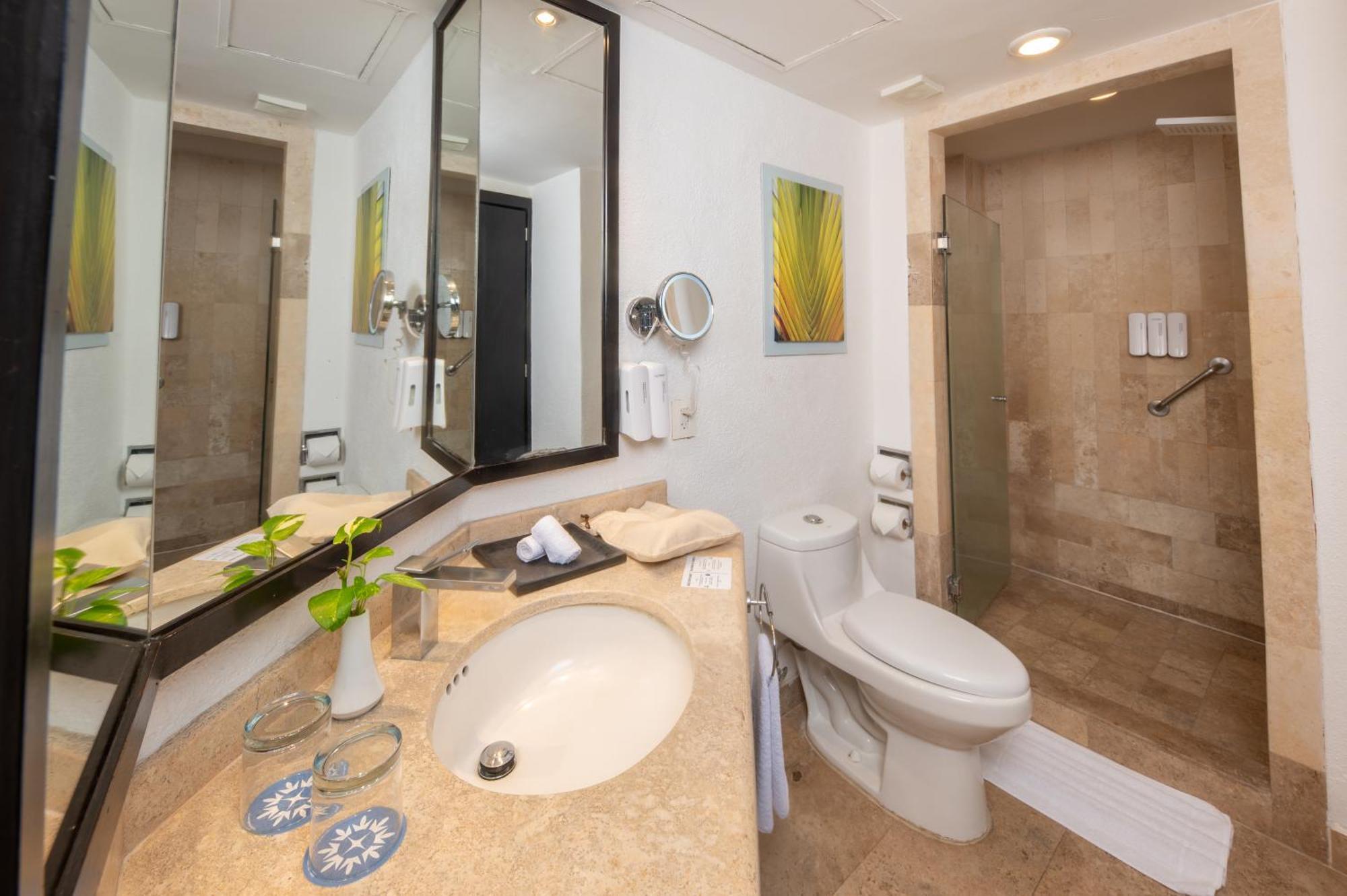 Junior Suite Ocean Front 1-king bed