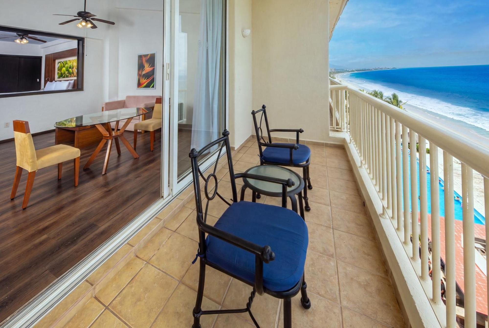 Junior Suite Ocean Front 1-king bed