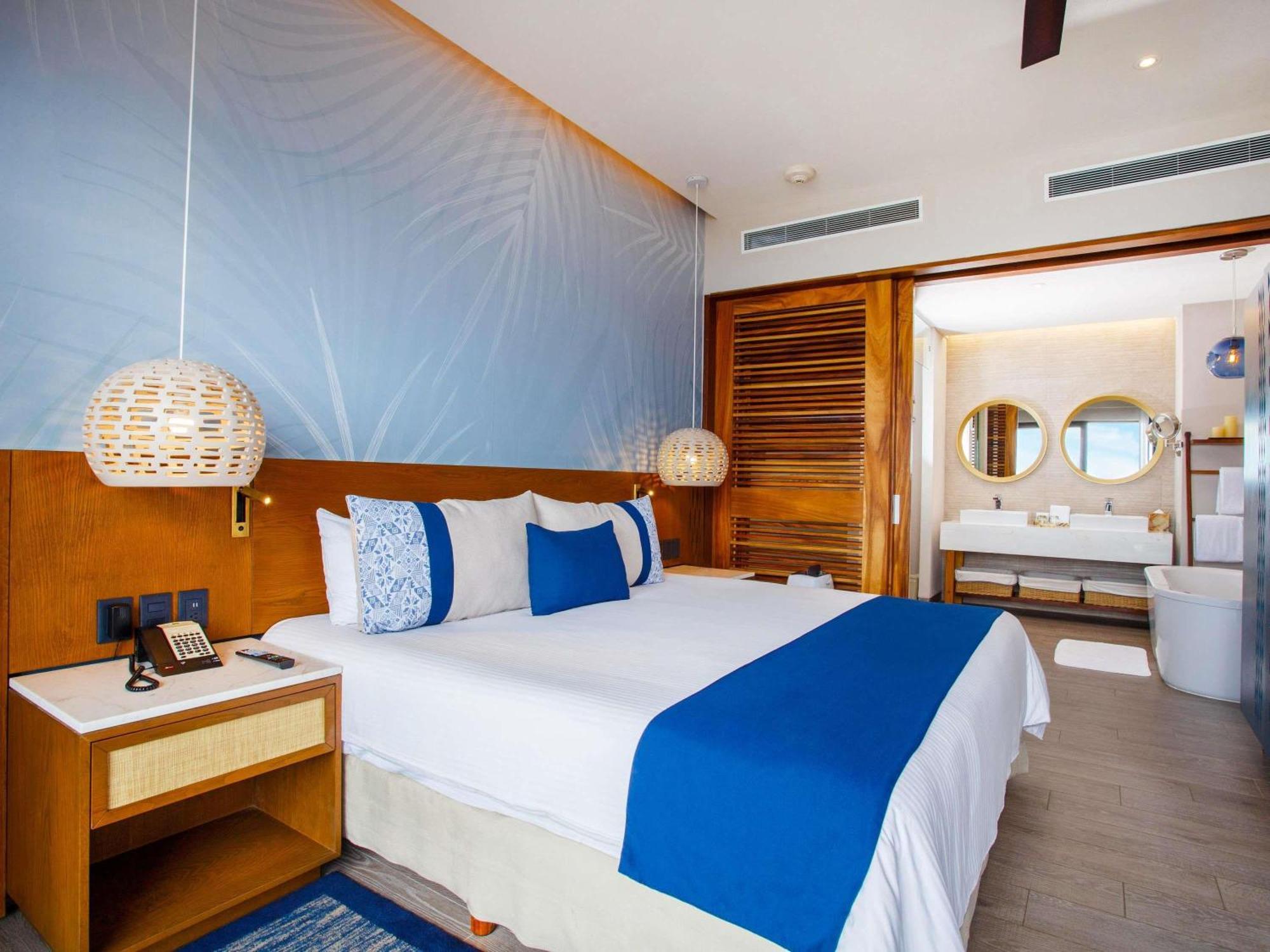 One-Bedroom Suite King Bed Ocean View Executive Lounge Access