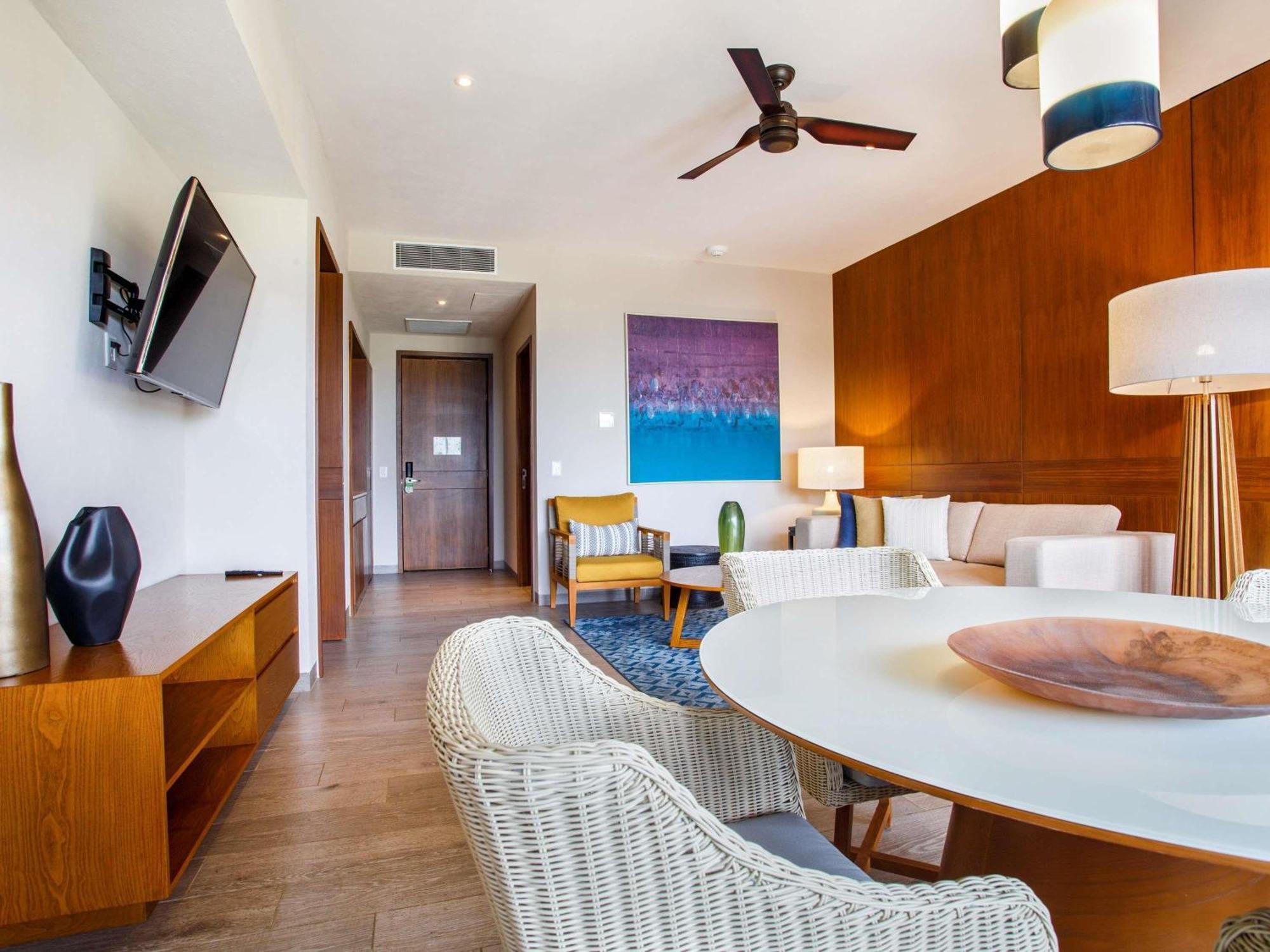 One-Bedroom Suite King Bed Ocean View Executive Lounge Access