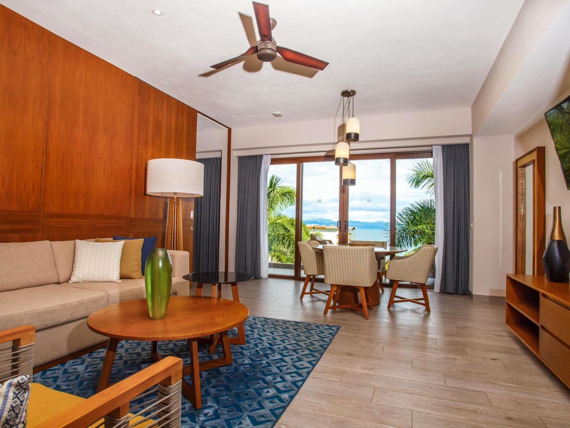 One-Bedroom Suite King Bed Ocean View Executive Lounge Access