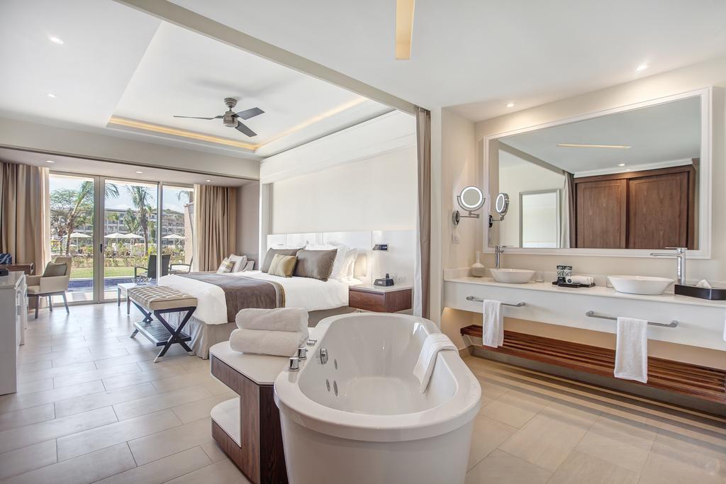Luxury Junior Suite Swim Out
