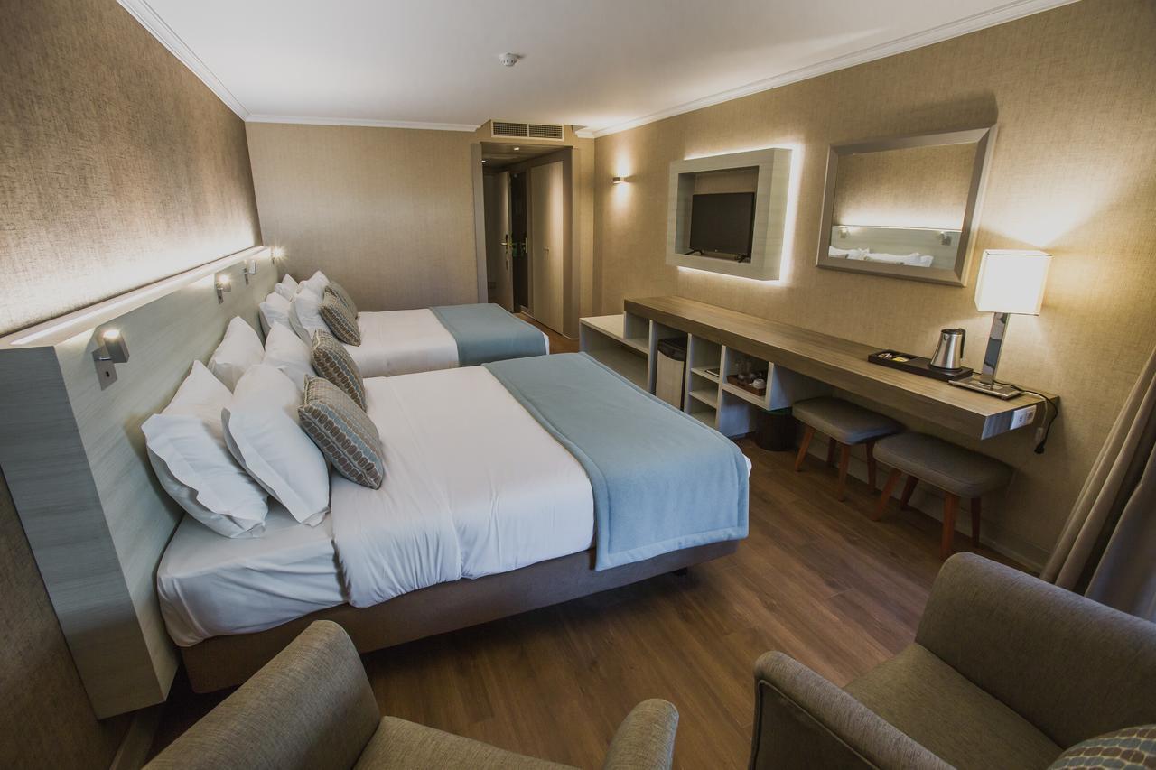 Family Room,1274478625:JPEG