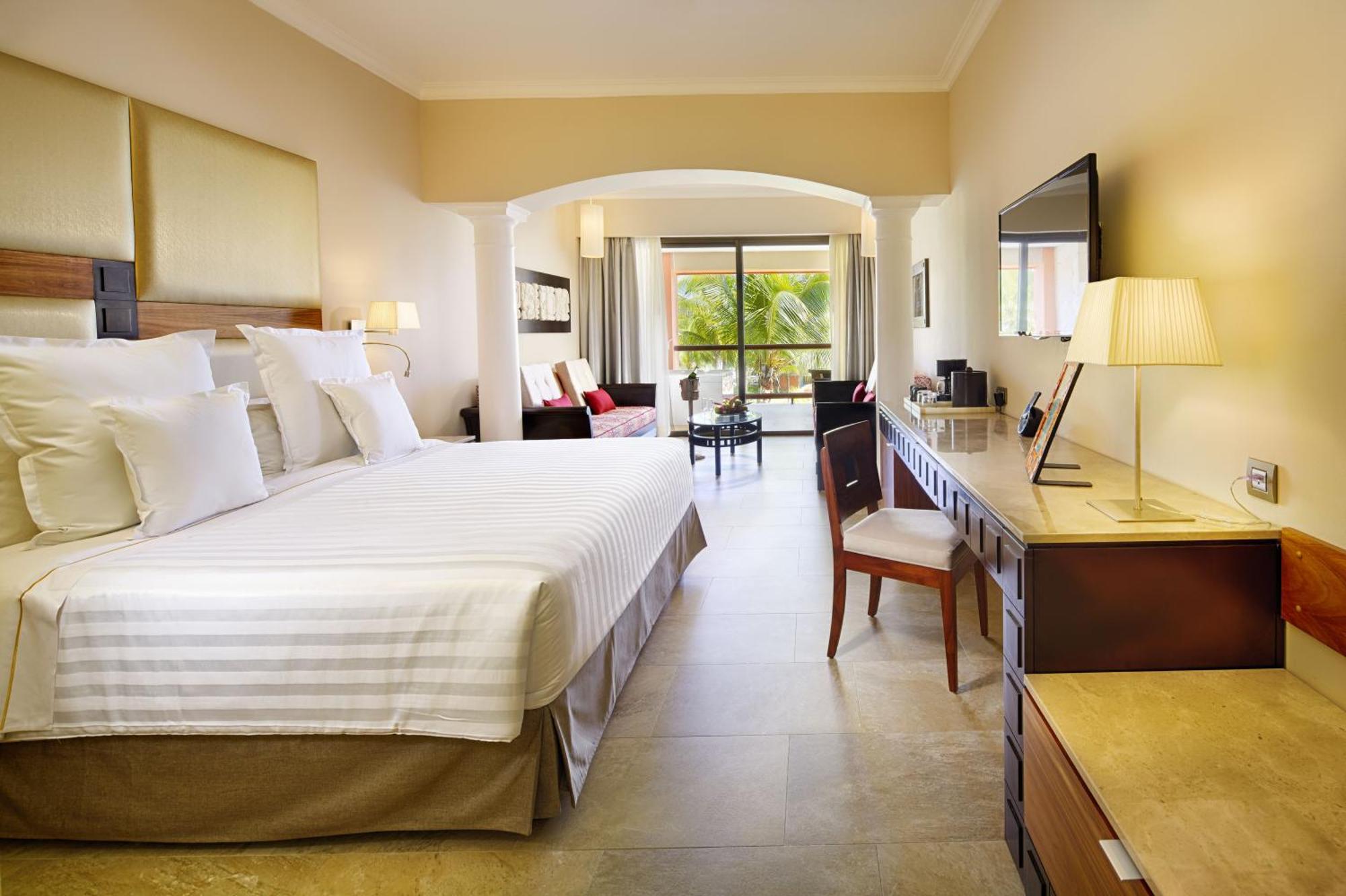 Junior Suite Ocean Front Premium Level,676191927:JPEG