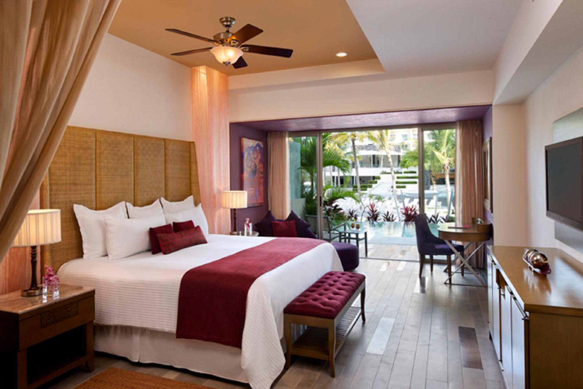 Preferred Club Junior Suite Swimout