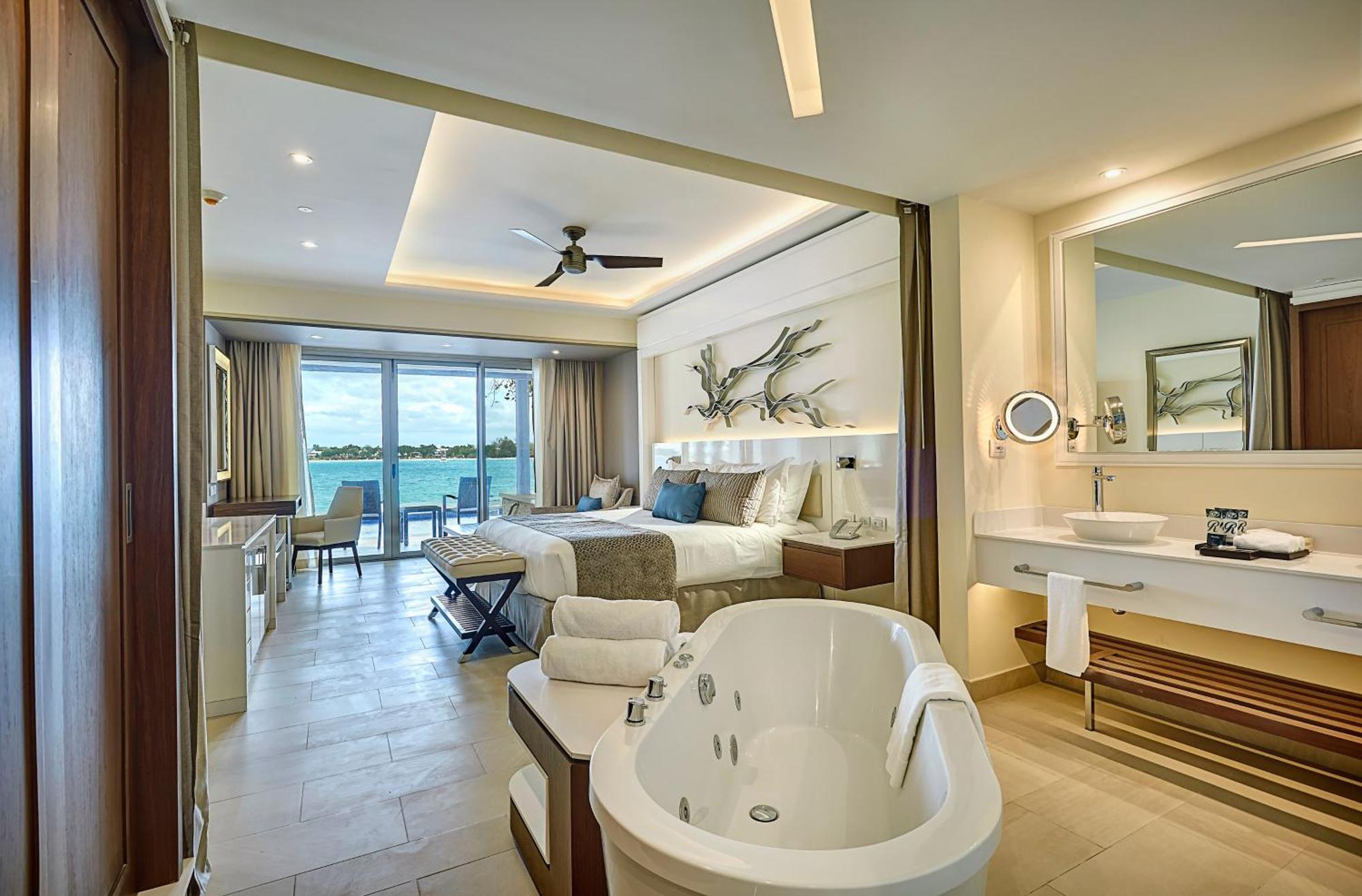 Luxury Junior Suite Swim Out,535971933:JPEG