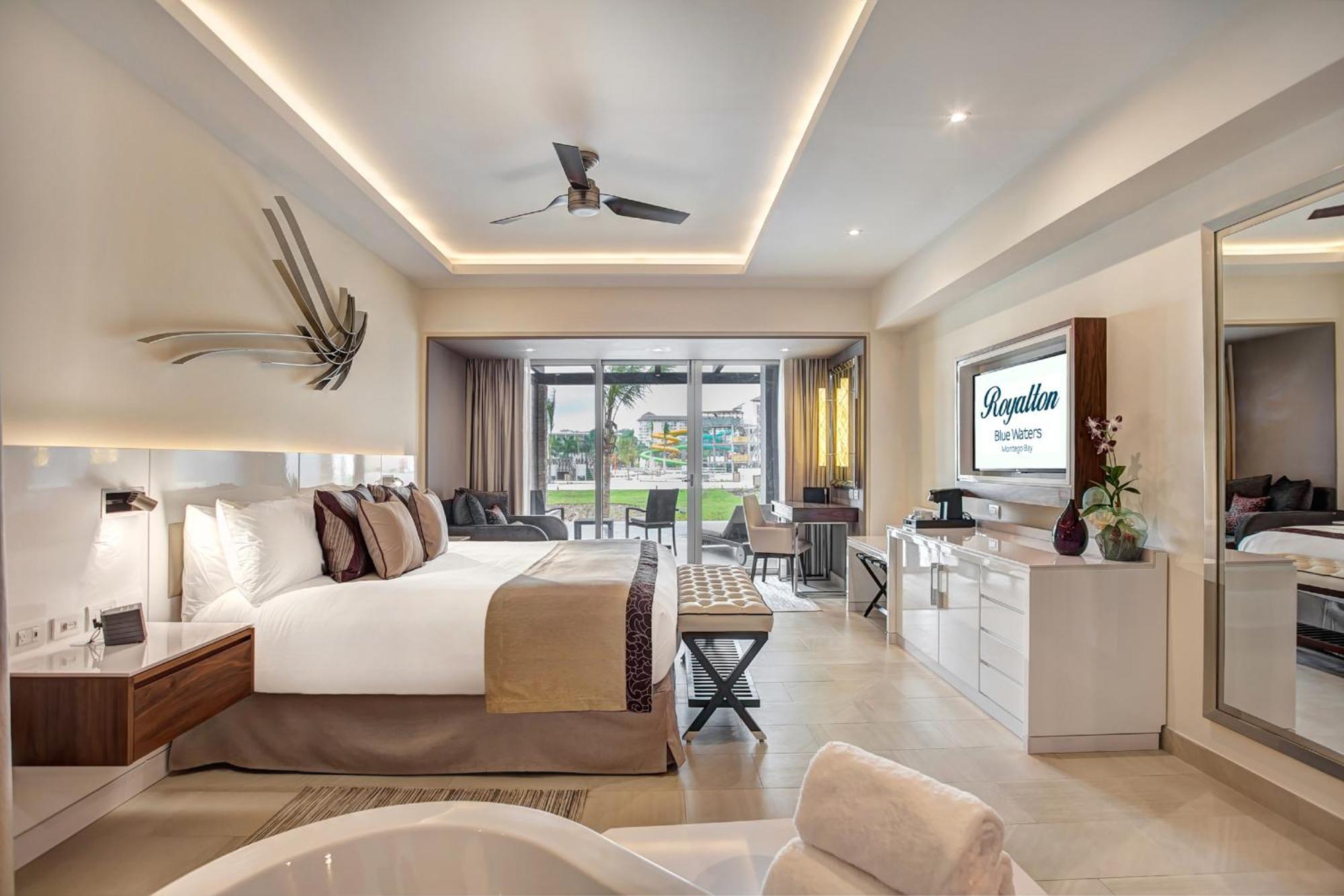 Luxury Junior Suite Swim Out Diamond Club,927109354:JPEG