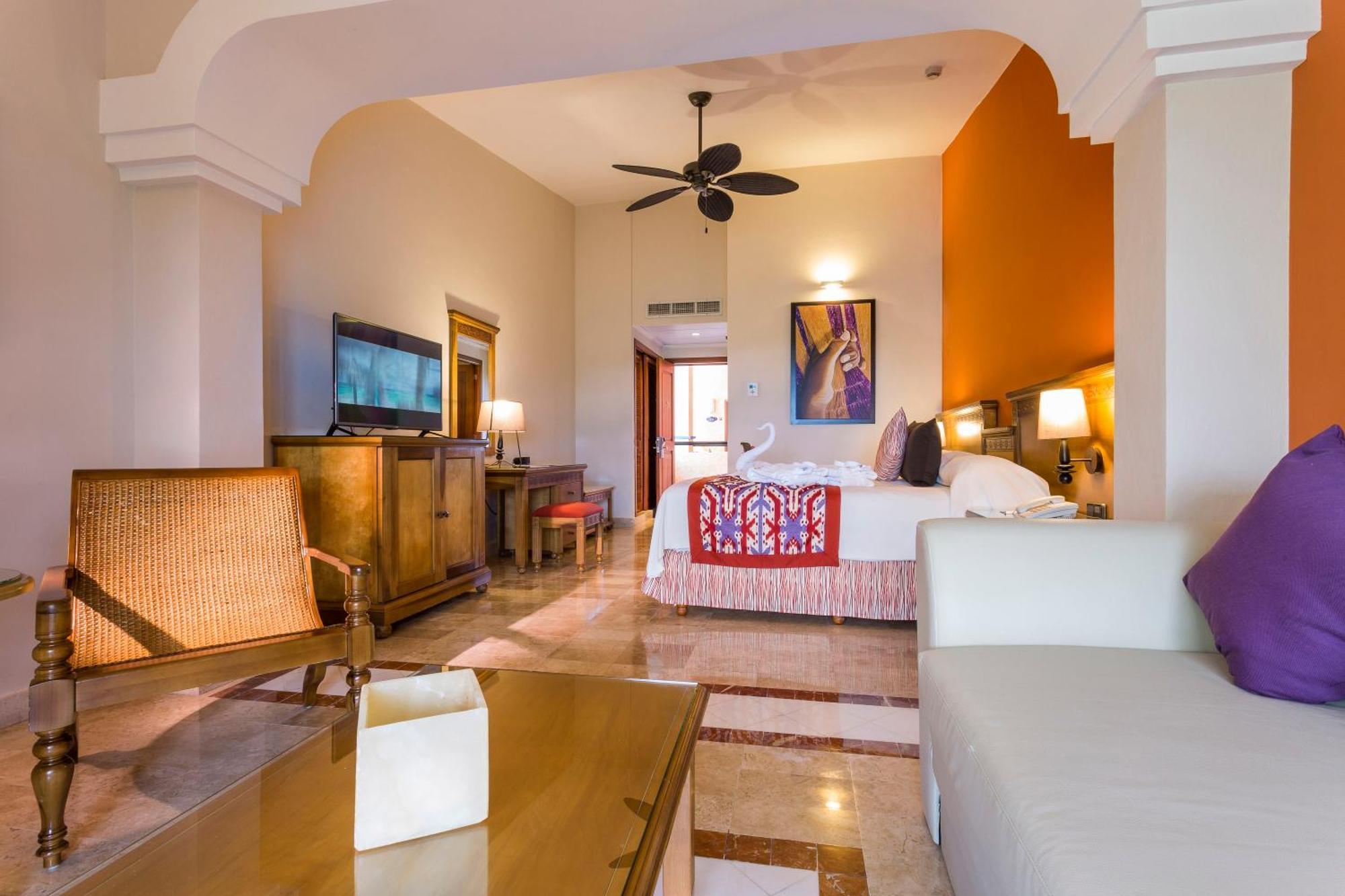 Junior Suite Poolside